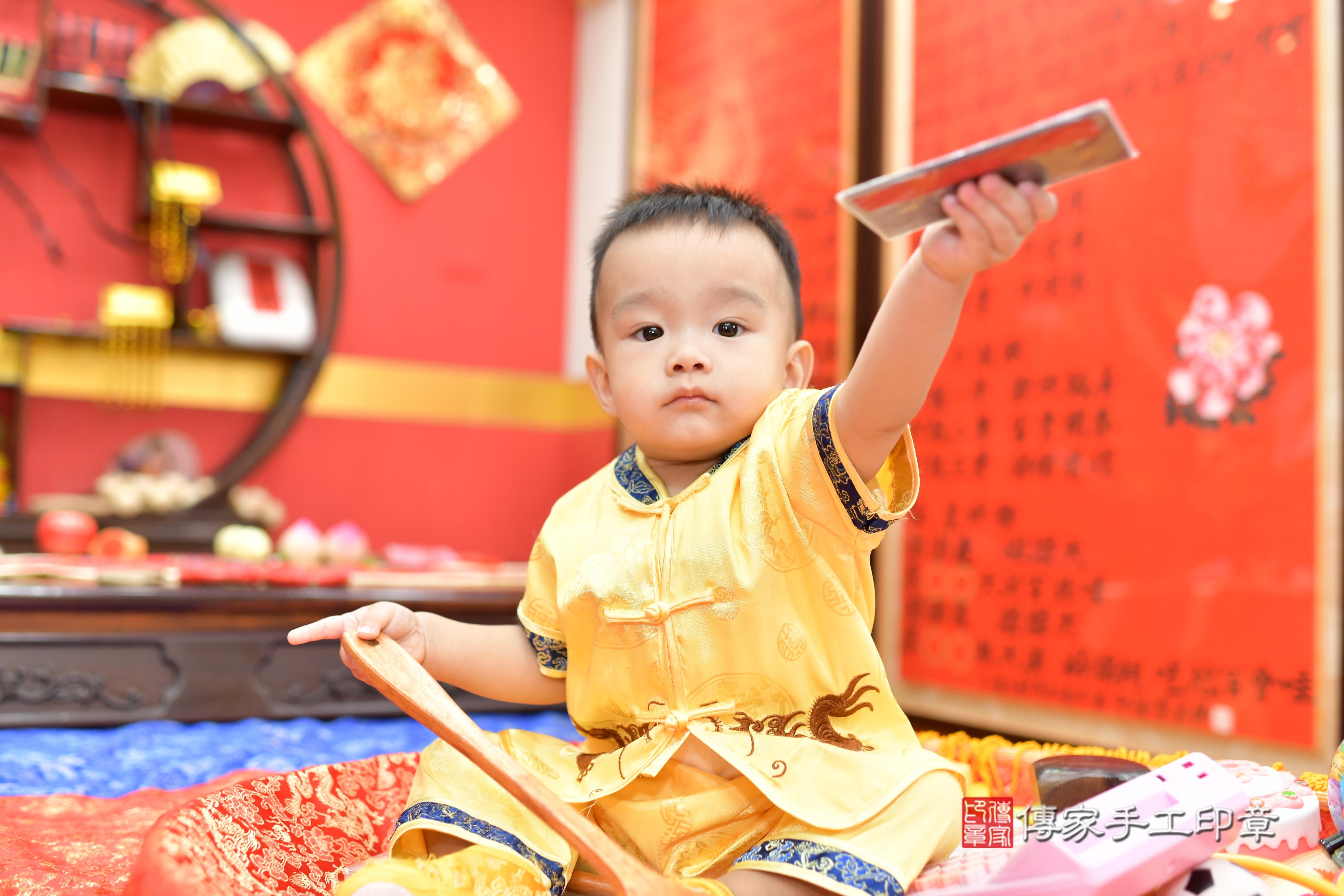 傳家手工印章桃園店、抓周、度脺、美式風會場、傳家嬰兒古禮、吉祥話、抓周道具物品24種、拍照。抓周證書。寶寶抓周、滿周歲、生日快樂、祝福 傳家手工印章桃園店、抓周、度脺、美式風會場、傳家嬰兒古禮、吉祥話、抓周道具物品24種、拍照。抓周證書。寶寶抓周、滿周歲、生日快樂、祝福
