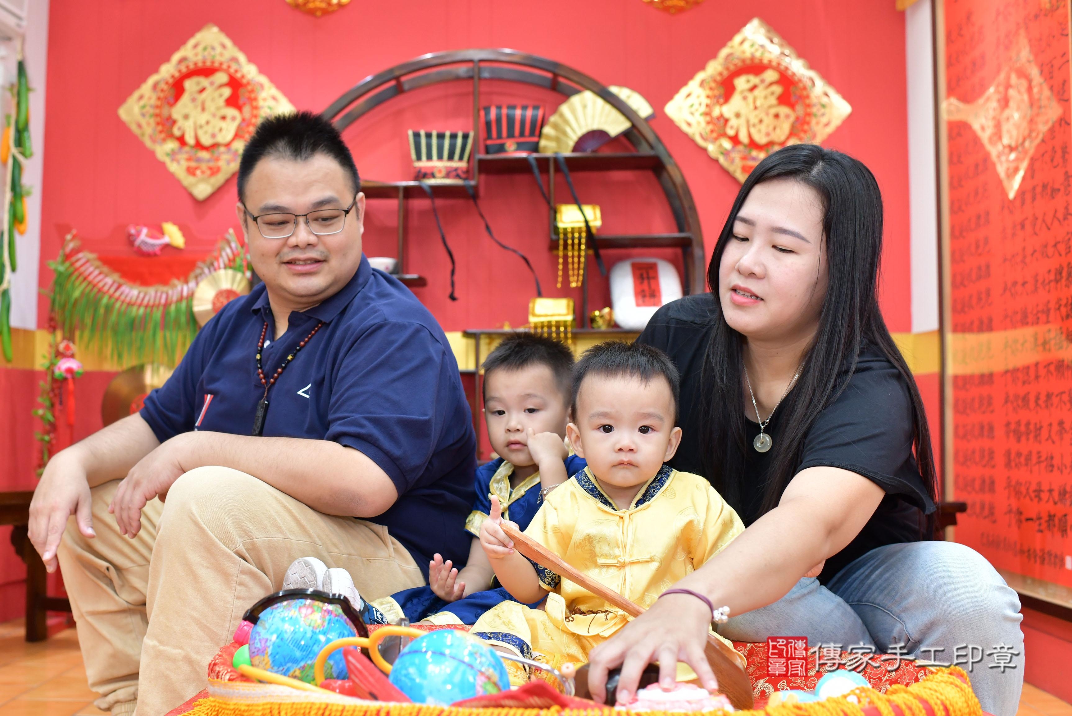 傳家手工印章桃園店、抓周、度脺、美式風會場、傳家嬰兒古禮、吉祥話、抓周道具物品24種、拍照。抓周證書。寶寶抓周、滿周歲、生日快樂、祝福 傳家手工印章桃園店、抓周、度脺、美式風會場、傳家嬰兒古禮、吉祥話、抓周道具物品24種、拍照。抓周證書。寶寶抓周、滿周歲、生日快樂、祝福