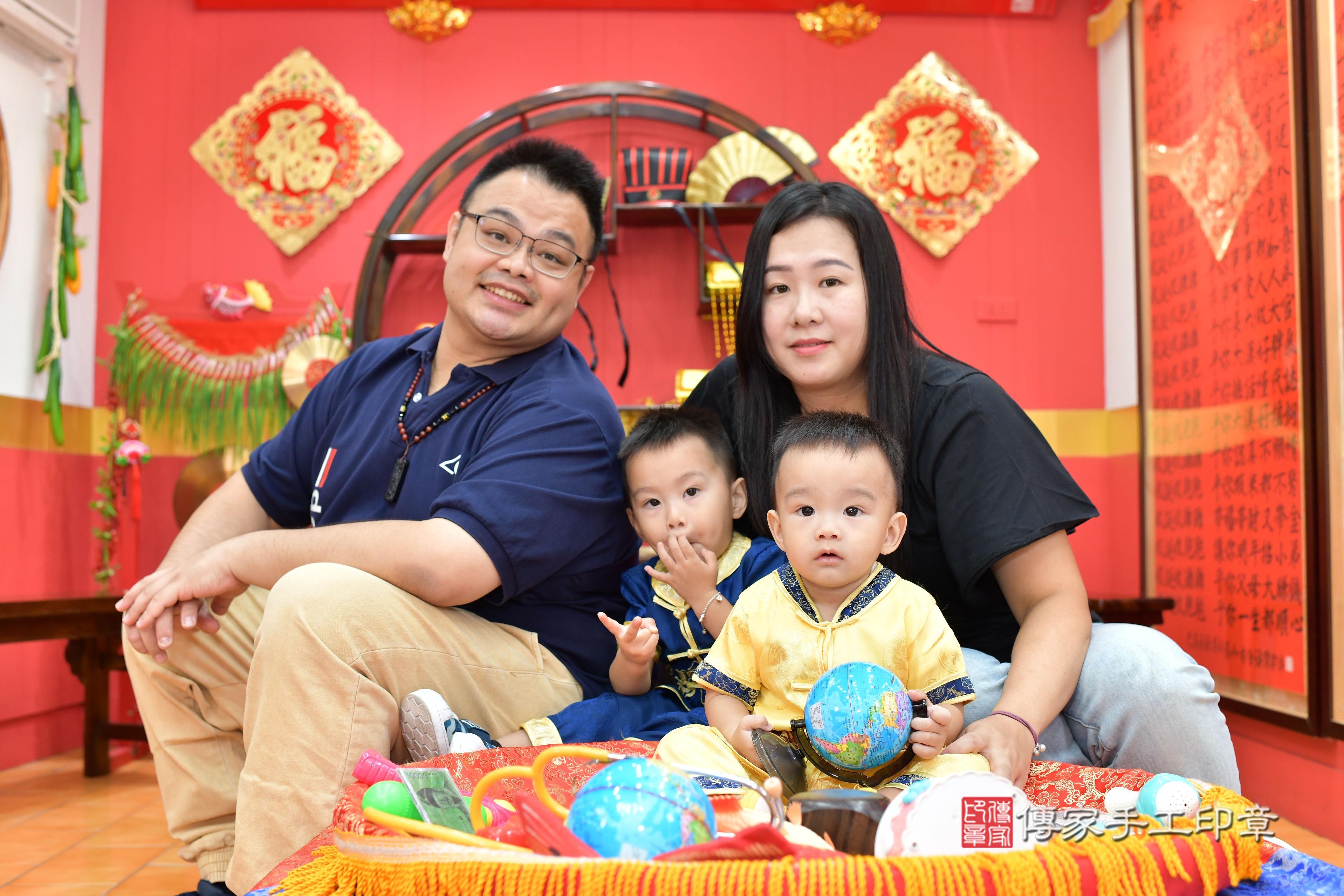 傳家手工印章桃園店、抓周、度脺、美式風會場、傳家嬰兒古禮、吉祥話、抓周道具物品24種、拍照。抓周證書。寶寶抓周、滿周歲、生日快樂、祝福 傳家手工印章桃園店、抓周、度脺、美式風會場、傳家嬰兒古禮、吉祥話、抓周道具物品24種、拍照。抓周證書。寶寶抓周、滿周歲、生日快樂、祝福