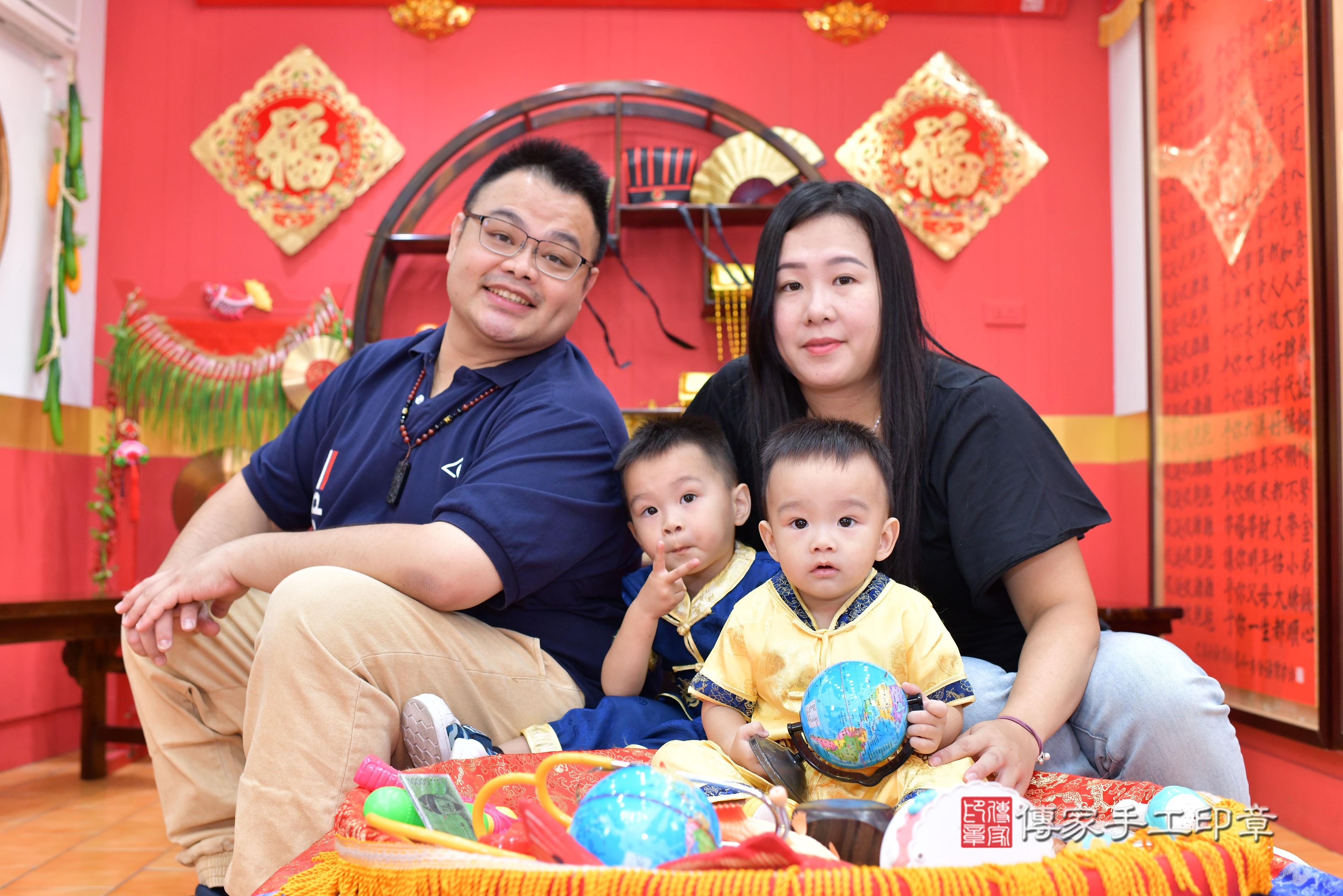 傳家手工印章桃園店、抓周、度脺、美式風會場、傳家嬰兒古禮、吉祥話、抓周道具物品24種、拍照。抓周證書。寶寶抓周、滿周歲、生日快樂、祝福 傳家手工印章桃園店、抓周、度脺、美式風會場、傳家嬰兒古禮、吉祥話、抓周道具物品24種、拍照。抓周證書。寶寶抓周、滿周歲、生日快樂、祝福