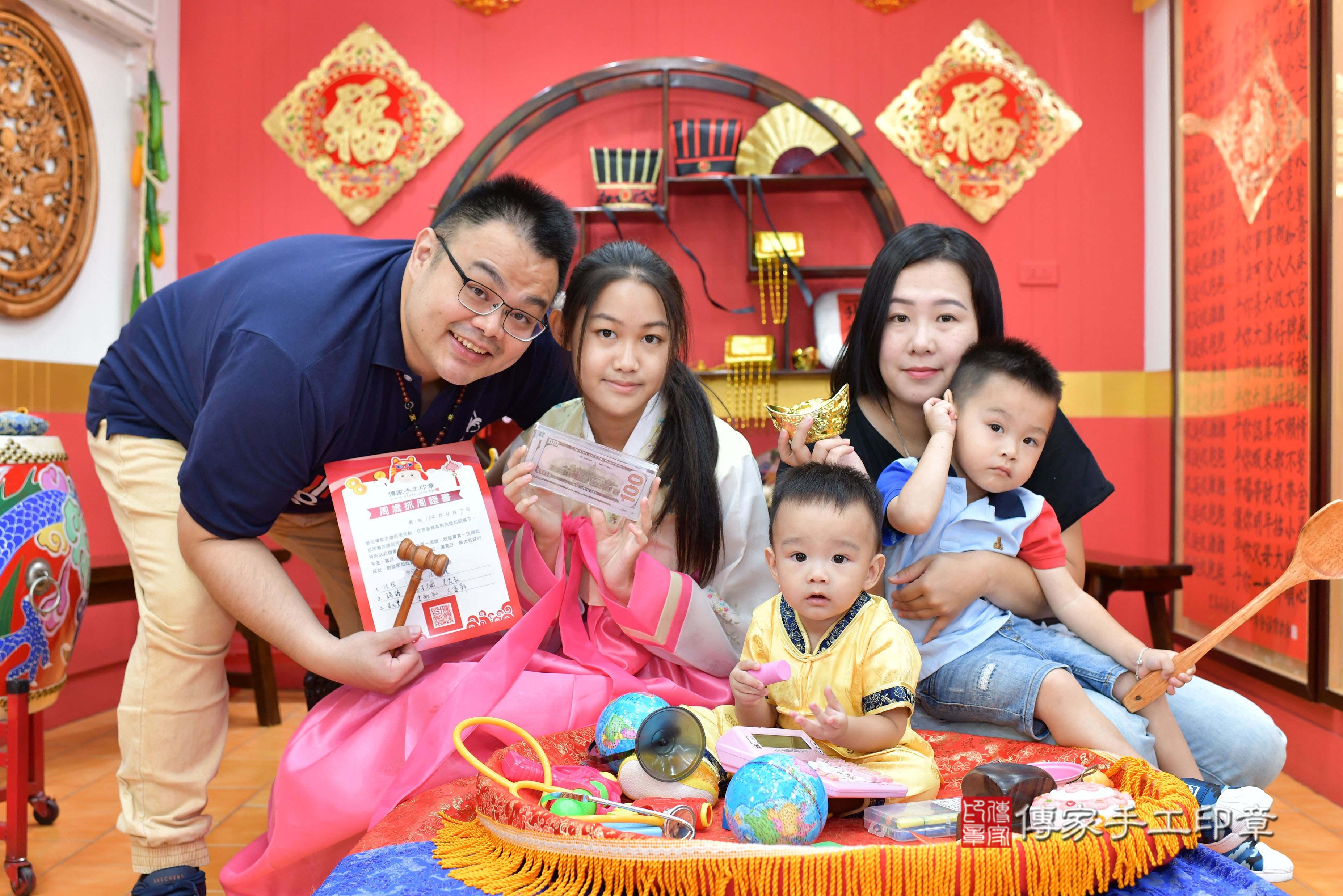 傳家手工印章桃園店、抓周、度脺、美式風會場、傳家嬰兒古禮、吉祥話、抓周道具物品24種、拍照。抓周證書。寶寶抓周、滿周歲、生日快樂、祝福 傳家手工印章桃園店、抓周、度脺、美式風會場、傳家嬰兒古禮、吉祥話、抓周道具物品24種、拍照。抓周證書。寶寶抓周、滿周歲、生日快樂、祝福