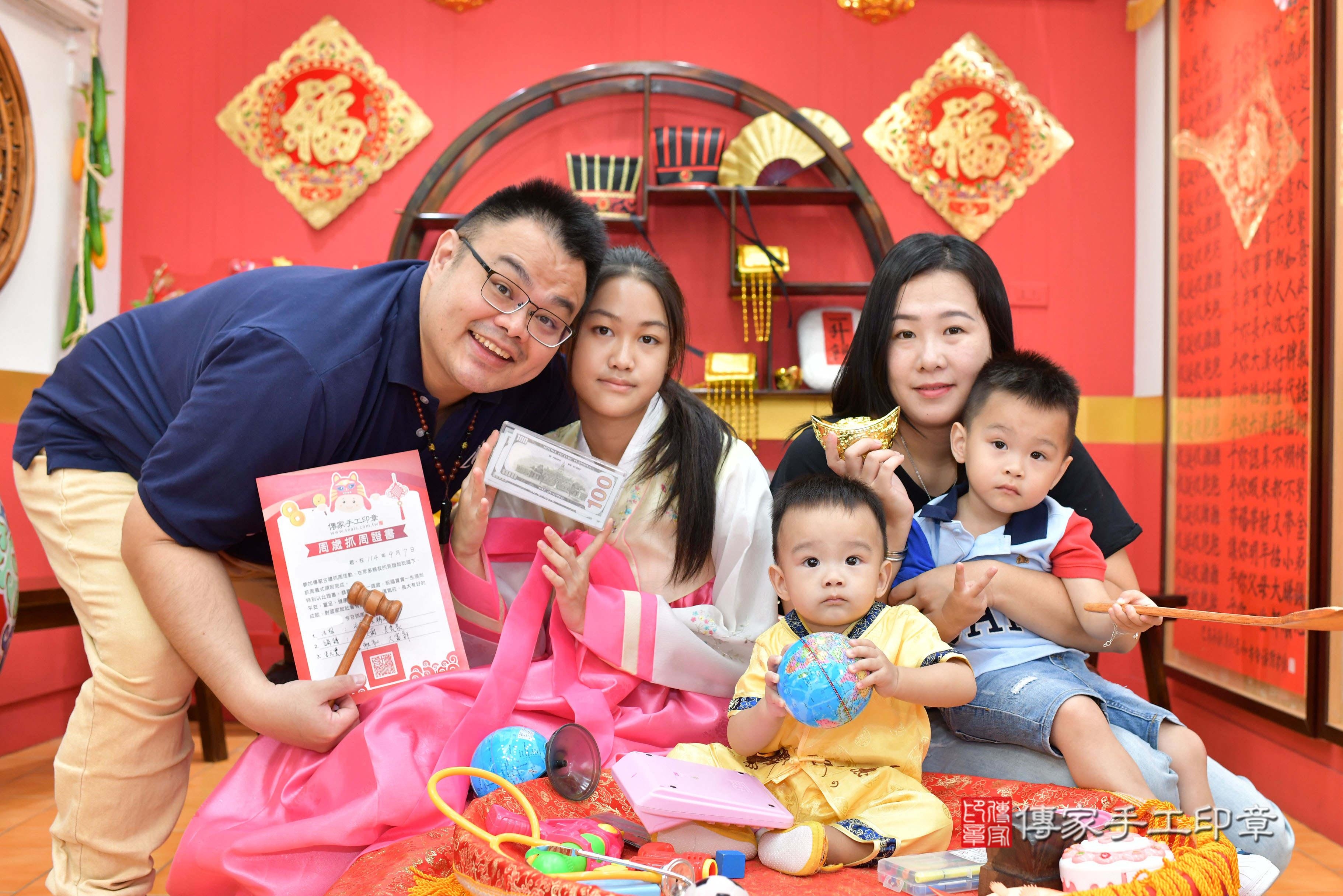傳家手工印章桃園店、抓周、度脺、美式風會場、傳家嬰兒古禮、吉祥話、抓周道具物品24種、拍照。抓周證書。寶寶抓周、滿周歲、生日快樂、祝福 傳家手工印章桃園店、抓周、度脺、美式風會場、傳家嬰兒古禮、吉祥話、抓周道具物品24種、拍照。抓周證書。寶寶抓周、滿周歲、生日快樂、祝福
