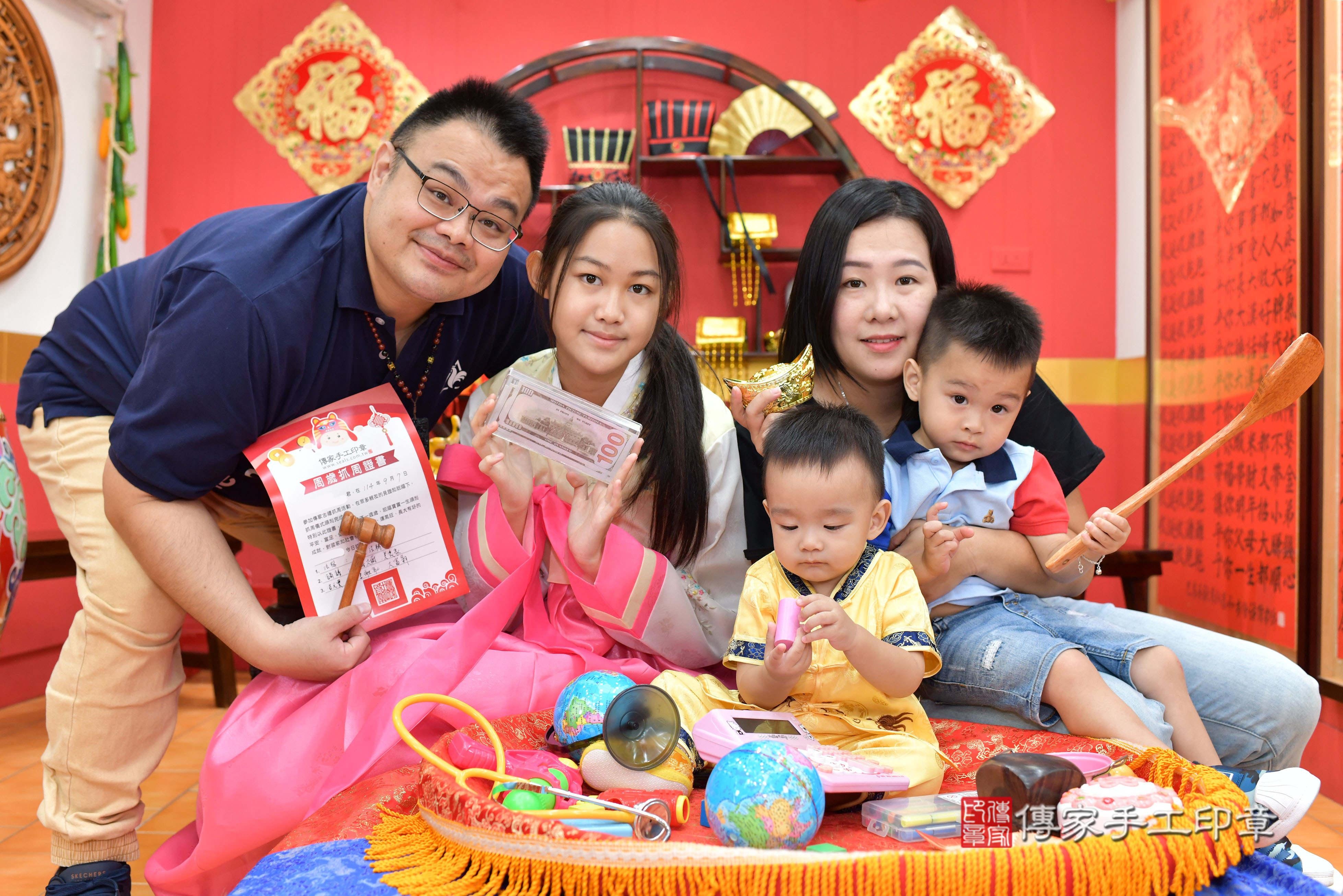 傳家手工印章桃園店、抓周、度脺、美式風會場、傳家嬰兒古禮、吉祥話、抓周道具物品24種、拍照。抓周證書。寶寶抓周、滿周歲、生日快樂、祝福 傳家手工印章桃園店、抓周、度脺、美式風會場、傳家嬰兒古禮、吉祥話、抓周道具物品24種、拍照。抓周證書。寶寶抓周、滿周歲、生日快樂、祝福