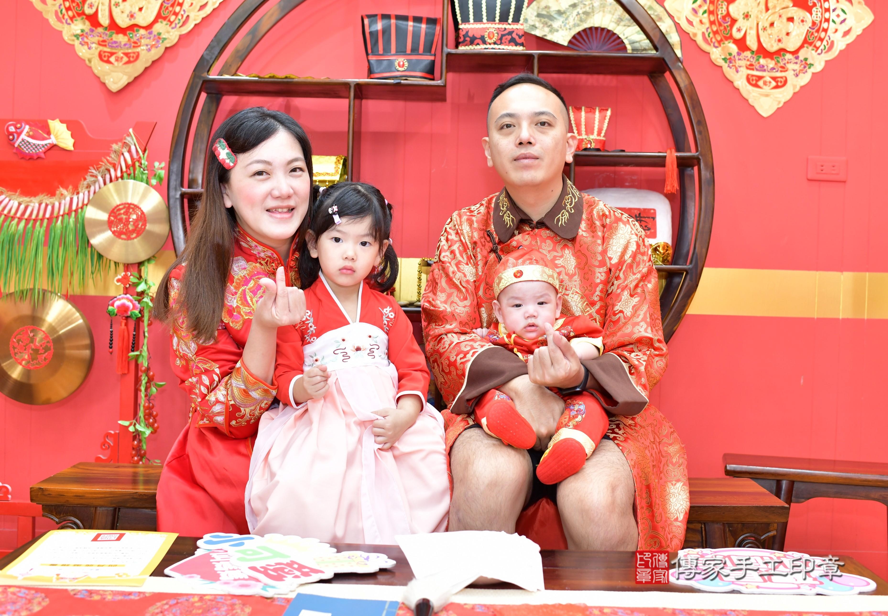 傳家手工印章桃園店、抓周、度脺、美式風會場、傳家嬰兒古禮、吉祥話、抓周道具物品24種、拍照。抓周證書。寶寶抓周、滿周歲、生日快樂、祝福 傳家手工印章桃園店、抓周、度脺、美式風會場、傳家嬰兒古禮、吉祥話、抓周道具物品24種、拍照。抓周證書。寶寶抓周、滿周歲、生日快樂、祝福