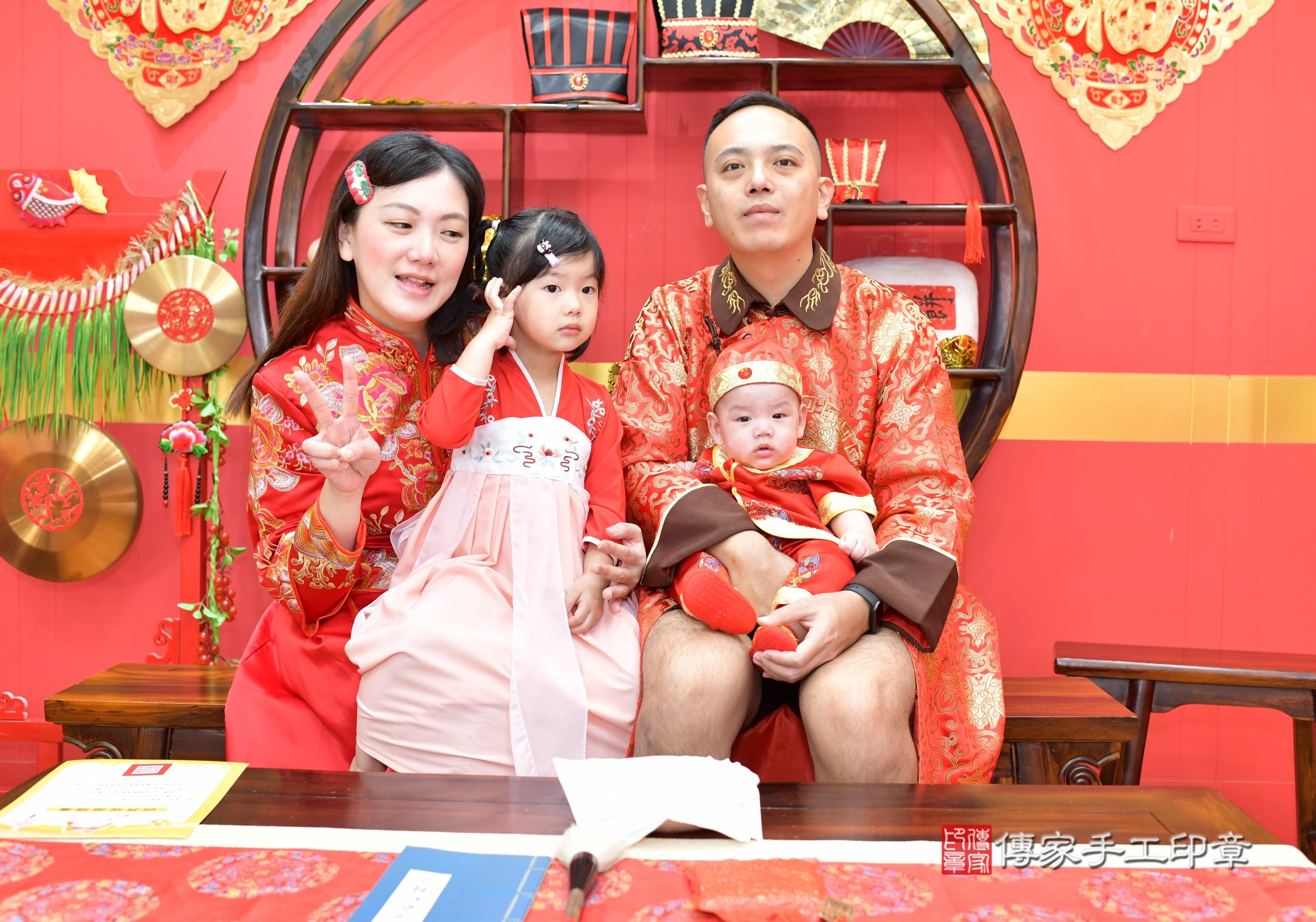 傳家手工印章桃園店、抓周、度脺、美式風會場、傳家嬰兒古禮、吉祥話、抓周道具物品24種、拍照。抓周證書。寶寶抓周、滿周歲、生日快樂、祝福 傳家手工印章桃園店、抓周、度脺、美式風會場、傳家嬰兒古禮、吉祥話、抓周道具物品24種、拍照。抓周證書。寶寶抓周、滿周歲、生日快樂、祝福