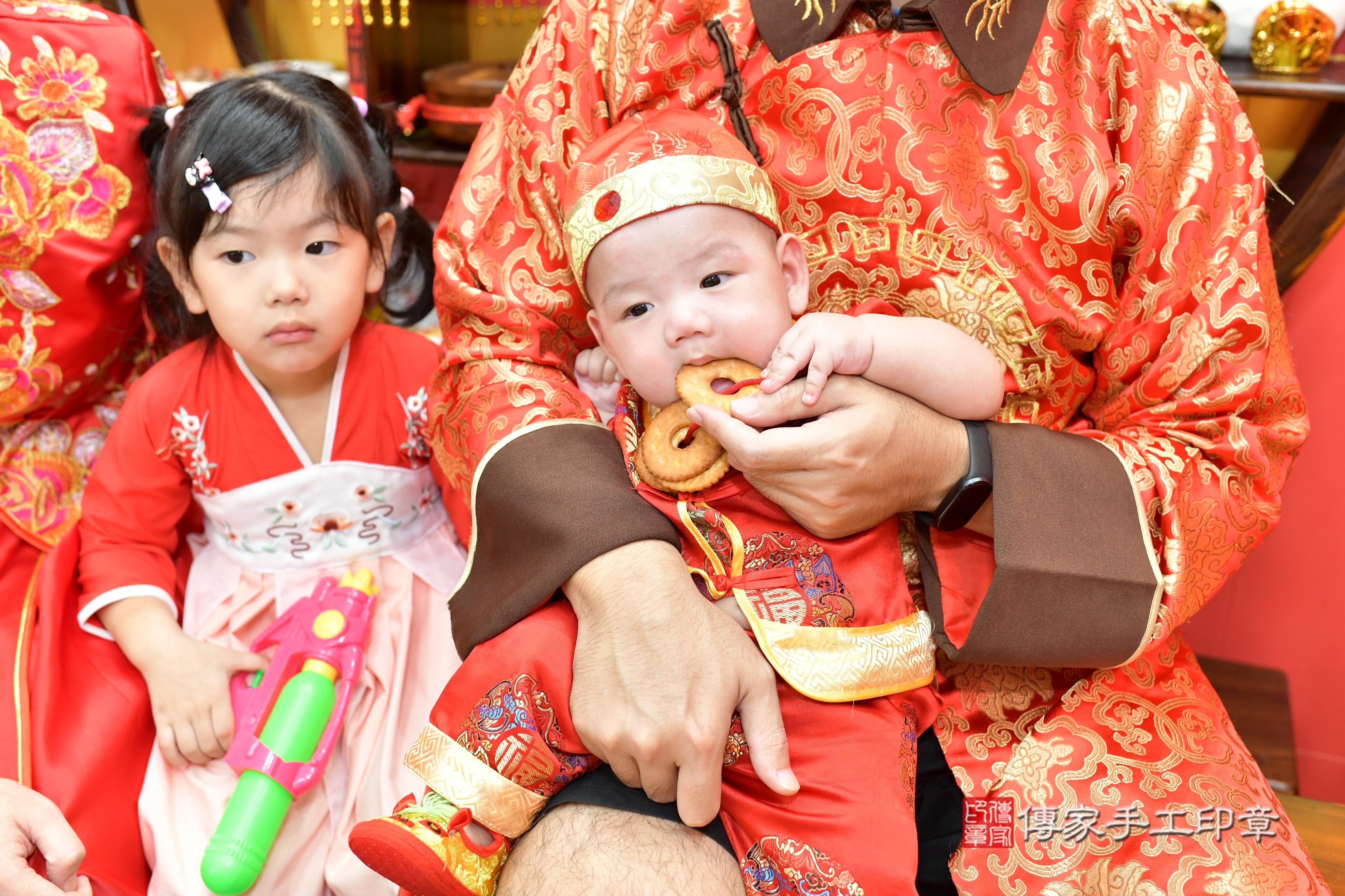 傳家手工印章桃園店、抓周、度脺、美式風會場、傳家嬰兒古禮、吉祥話、抓周道具物品24種、拍照。抓周證書。寶寶抓周、滿周歲、生日快樂、祝福 傳家手工印章桃園店、抓周、度脺、美式風會場、傳家嬰兒古禮、吉祥話、抓周道具物品24種、拍照。抓周證書。寶寶抓周、滿周歲、生日快樂、祝福