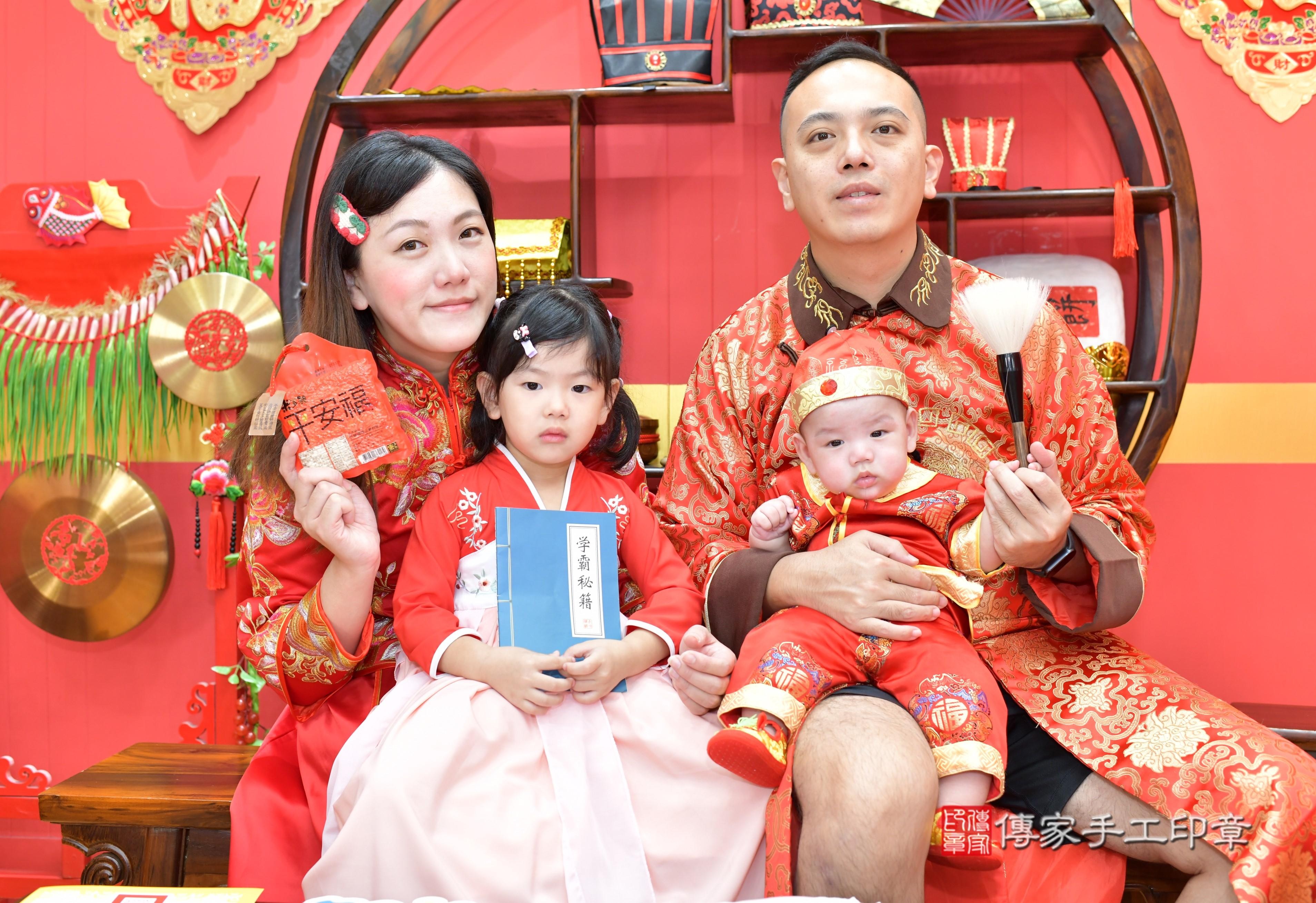 傳家手工印章桃園店、抓周、度脺、美式風會場、傳家嬰兒古禮、吉祥話、抓周道具物品24種、拍照。抓周證書。寶寶抓周、滿周歲、生日快樂、祝福 傳家手工印章桃園店、抓周、度脺、美式風會場、傳家嬰兒古禮、吉祥話、抓周道具物品24種、拍照。抓周證書。寶寶抓周、滿周歲、生日快樂、祝福