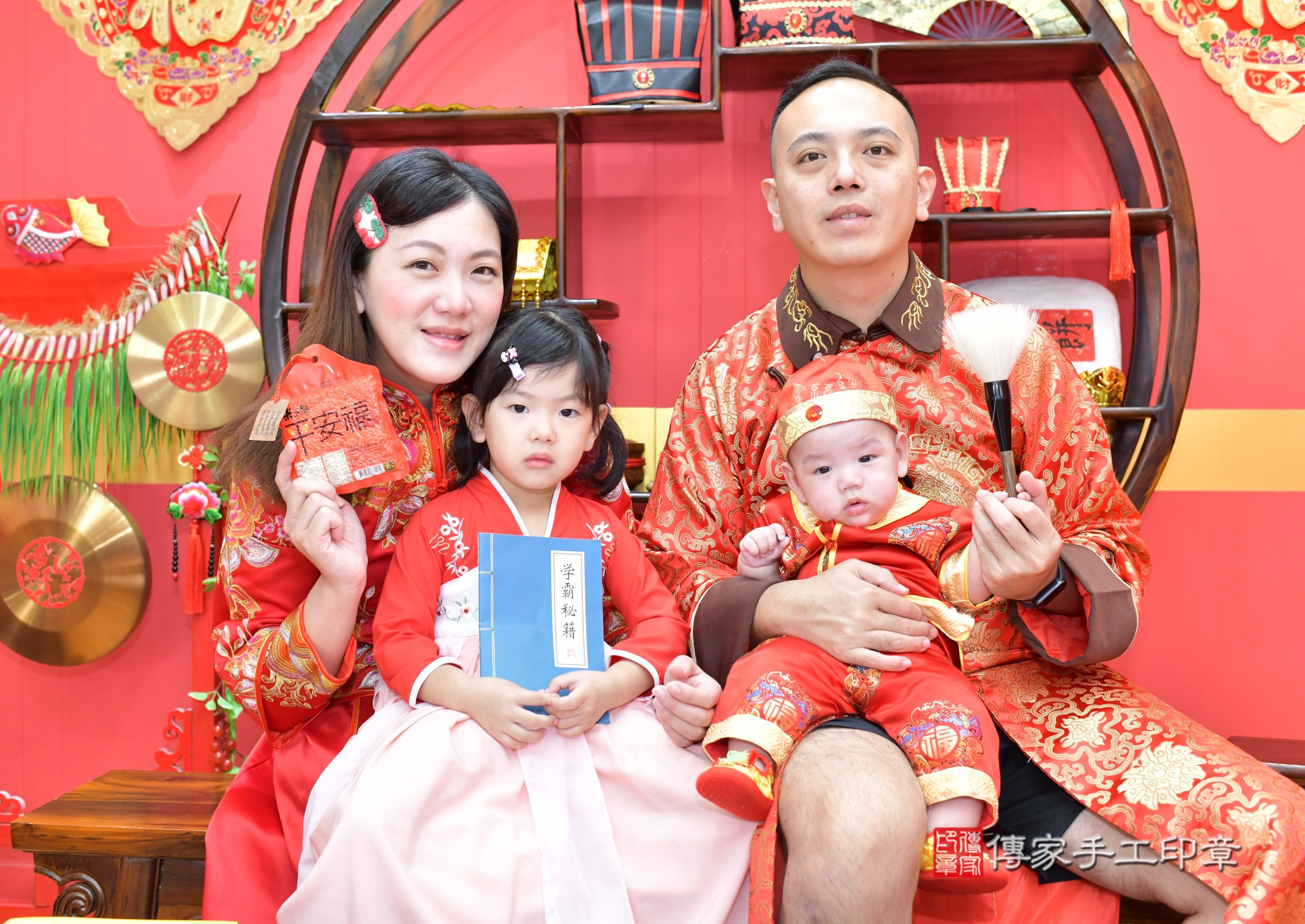 傳家手工印章桃園店、抓周、度脺、美式風會場、傳家嬰兒古禮、吉祥話、抓周道具物品24種、拍照。抓周證書。寶寶抓周、滿周歲、生日快樂、祝福 傳家手工印章桃園店、抓周、度脺、美式風會場、傳家嬰兒古禮、吉祥話、抓周道具物品24種、拍照。抓周證書。寶寶抓周、滿周歲、生日快樂、祝福