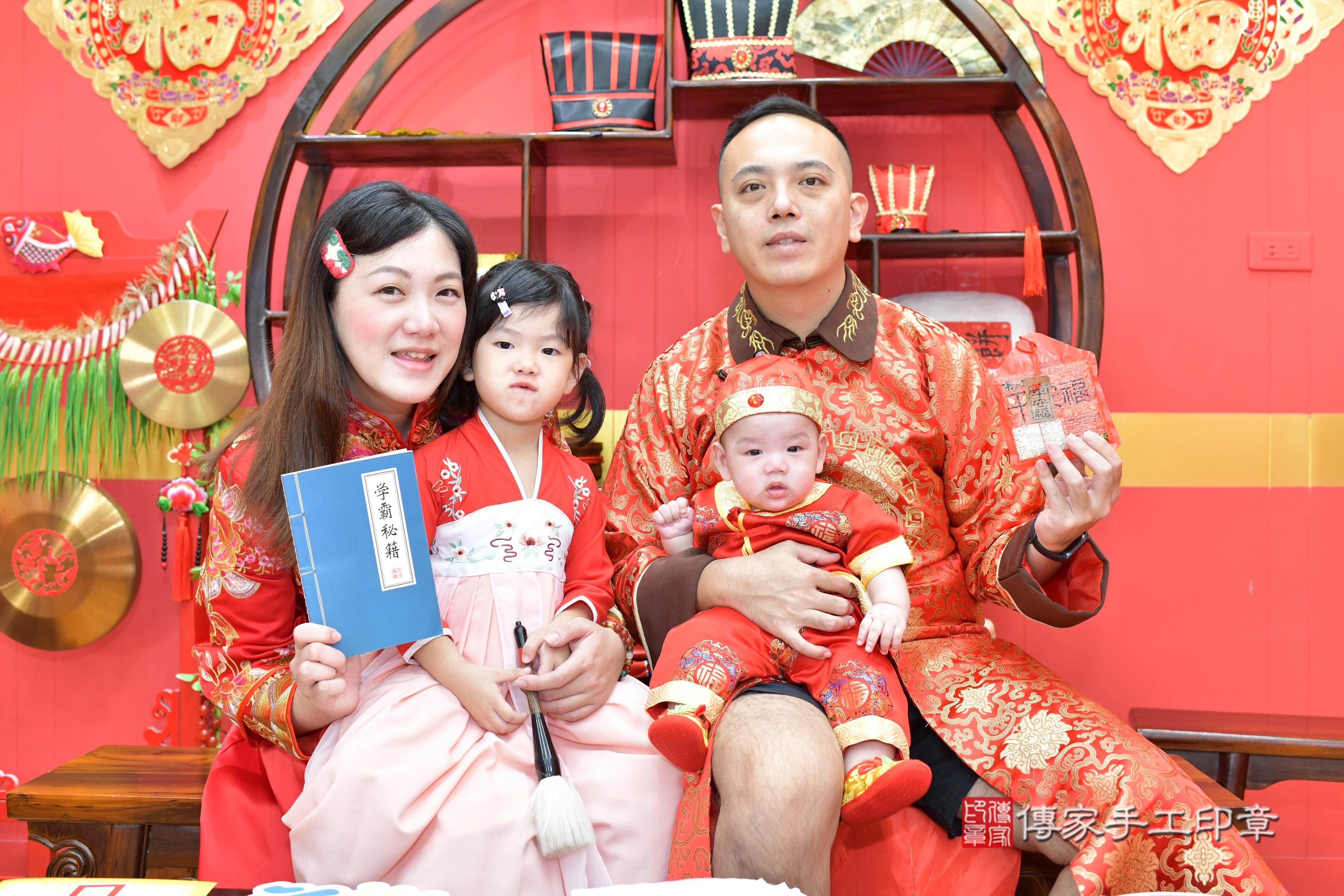 傳家手工印章桃園店、抓周、度脺、美式風會場、傳家嬰兒古禮、吉祥話、抓周道具物品24種、拍照。抓周證書。寶寶抓周、滿周歲、生日快樂、祝福 傳家手工印章桃園店、抓周、度脺、美式風會場、傳家嬰兒古禮、吉祥話、抓周道具物品24種、拍照。抓周證書。寶寶抓周、滿周歲、生日快樂、祝福