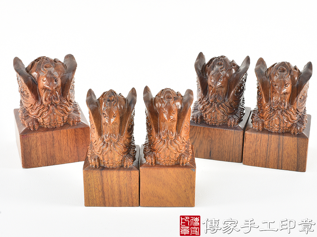 頂級紅紫檀木精雕鳳凰廟章:廟章、神明印章、大印章 (尺寸5.2x5.2x7.5公分) 頂級紅紫檀木精雕鳳凰廟章:廟章、神明印章、大印章 (尺寸5.2x5.2x7.5公分)