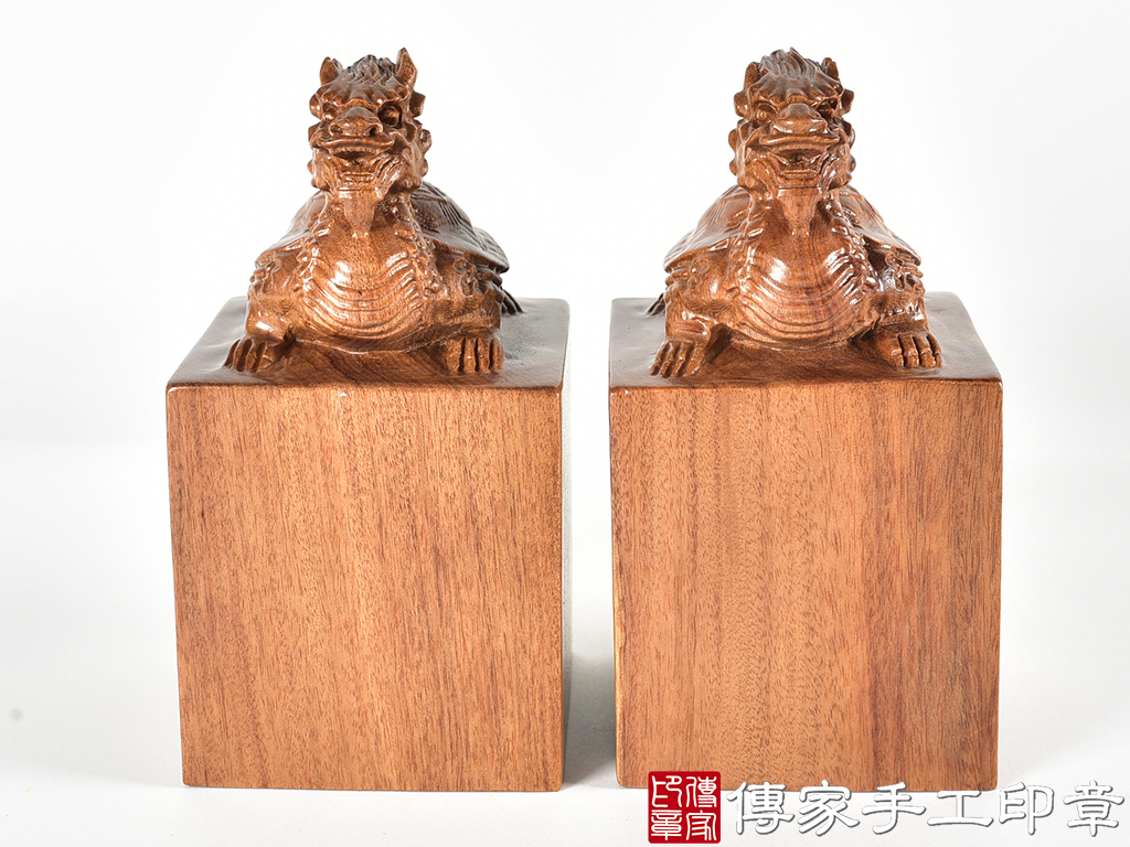 頂級紅紫檀木精雕龍龜廟章:廟章、神明印章、大印章 (尺寸6.3x6.3x11.9公分)