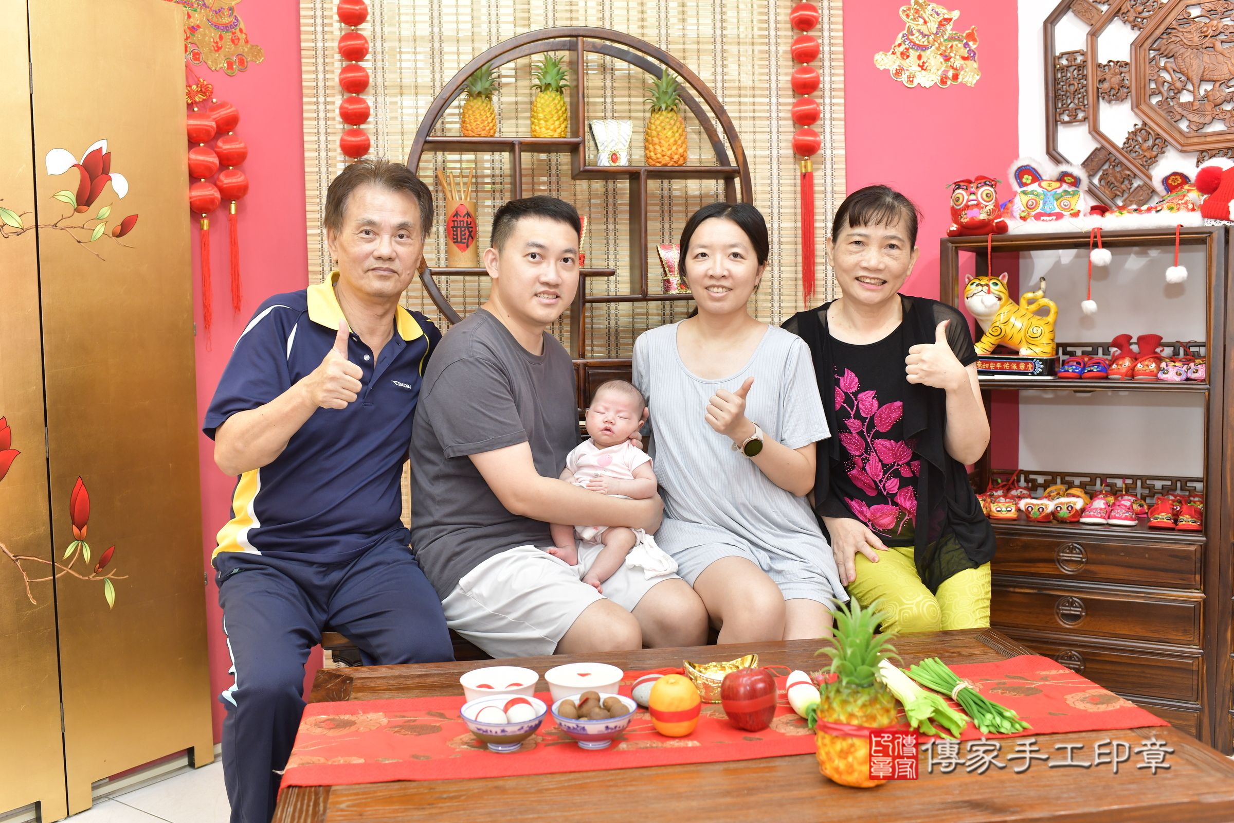 晴晴寶寶(新竹市香山區嬰兒寶寶滿月剃頭理髮、嬰兒剃胎毛儀式吉祥話)。中國風會場，爸媽寶貝穿「日中韓」古裝禮服。專業拍照、證書。★購買「臍帶章、肚臍章、胎毛筆刷印章」贈送：剃頭、收涎、抓周，三選一。2025.9.22，照片1