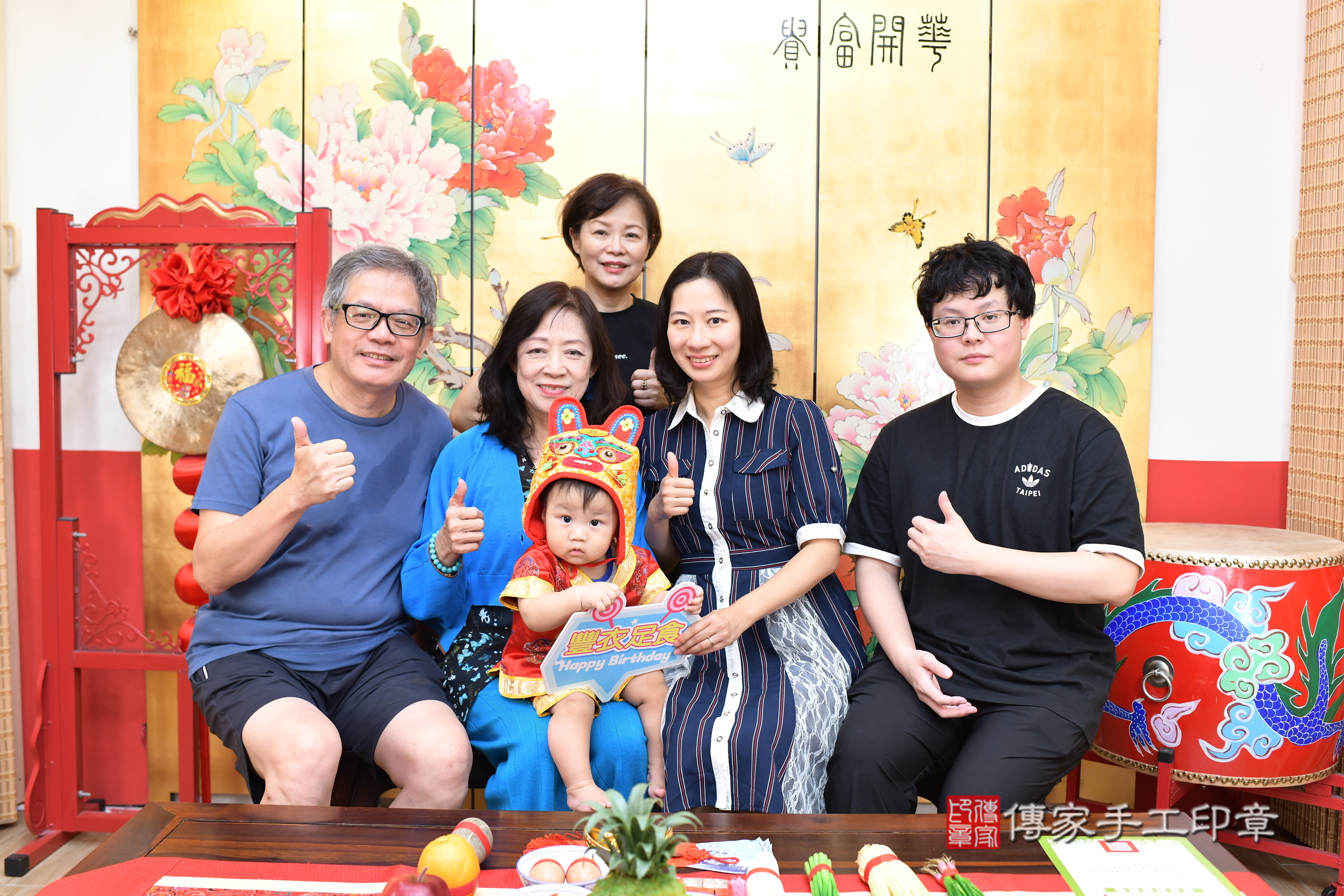 小翼寶寶(台北市大同區嬰兒寶寶滿月剃頭理髮、嬰兒剃胎毛儀式吉祥話)。中國風會場，爸媽寶貝穿「日中韓」古裝禮服。專業拍照、證書。★購買「臍帶章、肚臍章、胎毛筆刷印章」贈送：剃頭、收涎、抓周，三選一。2025.8.30，照片1