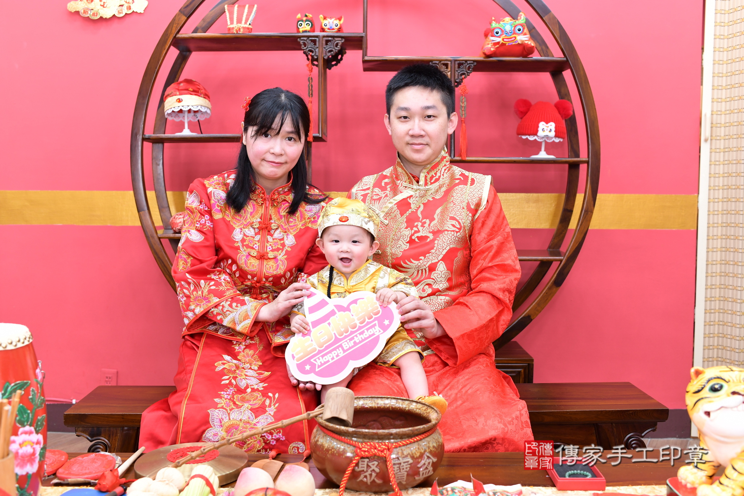 新北市永和區小允寶寶抓周推薦：傳家新北店抓周度脺中國風會場，嬰兒古禮抓周流程儀式吉祥話、抓周道具物品24種、拍照。抓周證書。2025.8.31，照片1