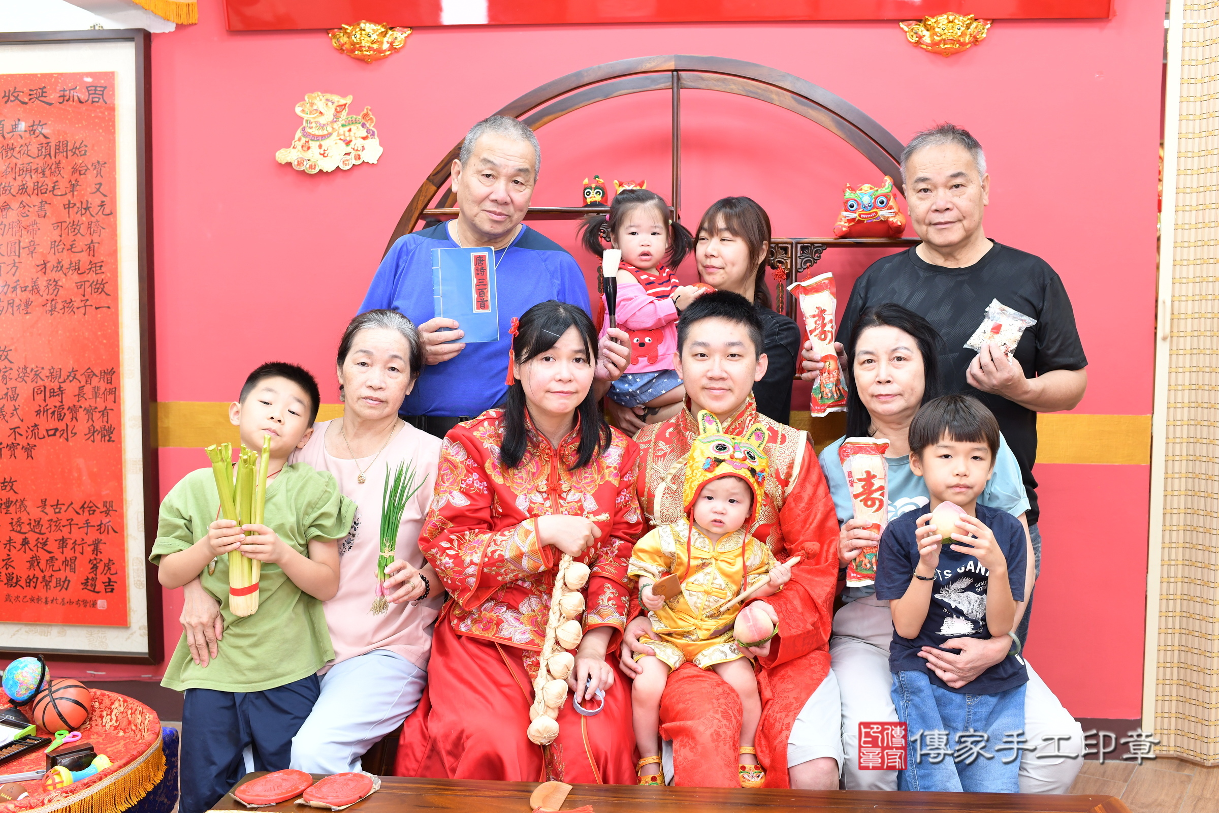 新北市永和區小允寶寶抓周推薦:傳家新北店抓周度脺中國風會場,嬰兒古禮抓周流程儀式吉祥話、抓周道具物品24種、拍照。抓周證書。2025.8.31,照片23 新北市永和區小允寶寶抓周推薦:傳家新北店抓周度脺中國風會場,嬰兒古禮抓周流程儀式吉祥話、抓周道具物品24種、拍照。抓周證書。2025.8.31,照片23