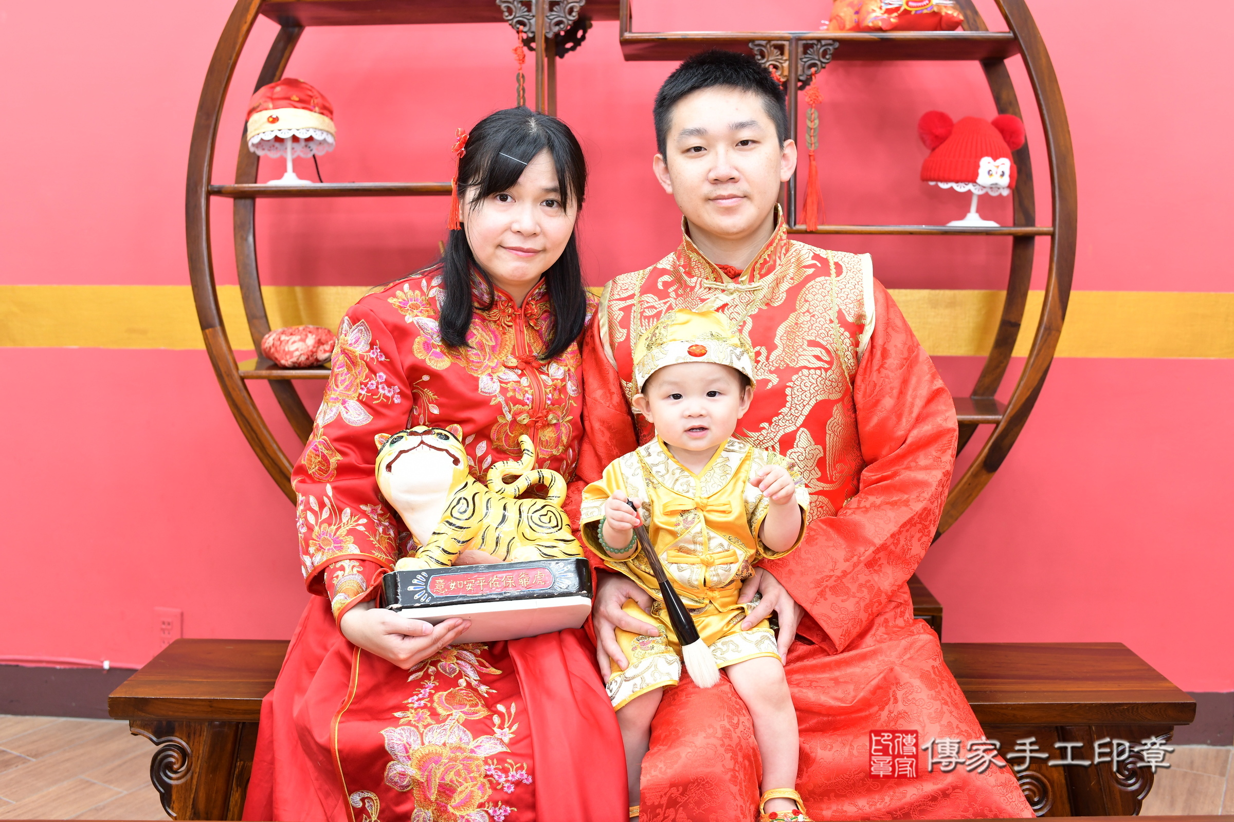 新北市永和區小允寶寶抓周推薦:傳家新北店抓周度脺中國風會場,嬰兒古禮抓周流程儀式吉祥話、抓周道具物品24種、拍照。抓周證書。2025.8.31,照片16 新北市永和區小允寶寶抓周推薦:傳家新北店抓周度脺中國風會場,嬰兒古禮抓周流程儀式吉祥話、抓周道具物品24種、拍照。抓周證書。2025.8.31,照片16