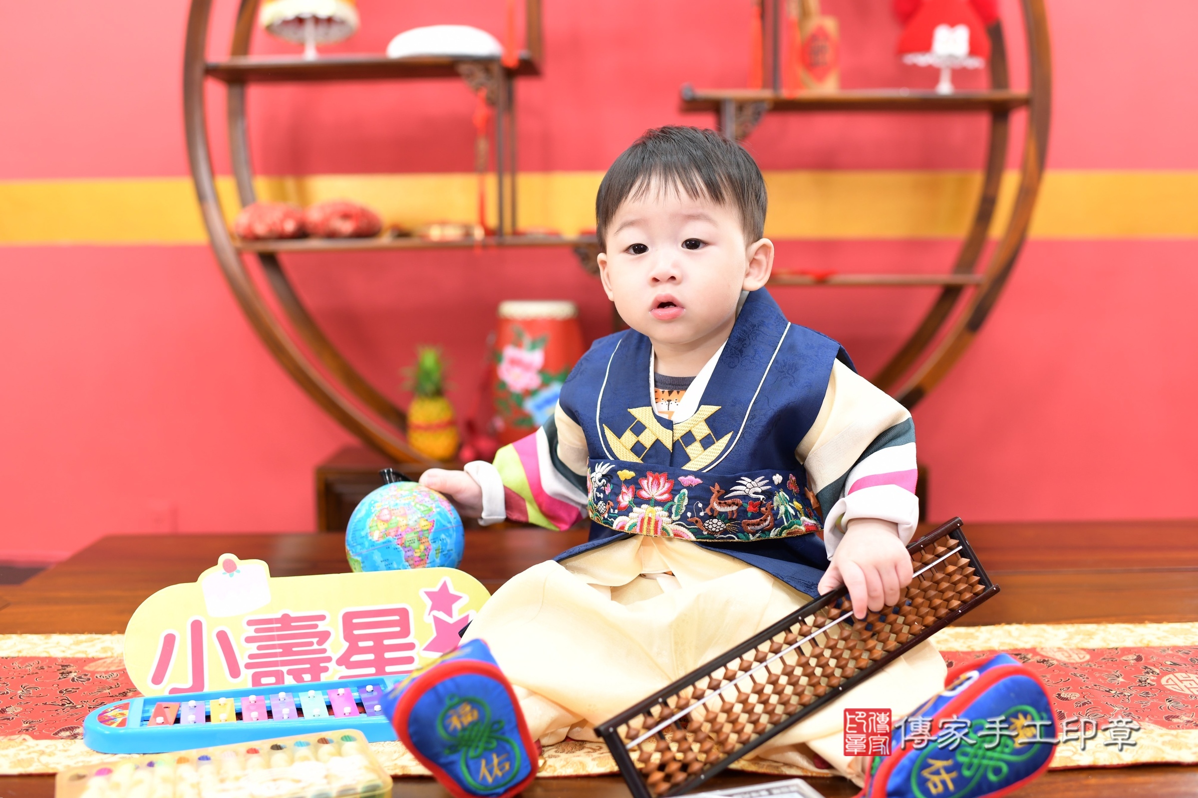 新北市永和區皓皓寶寶抓周推薦：傳家新北店抓周度脺中國風會場，嬰兒古禮抓周流程儀式吉祥話、抓周道具物品24種、拍照。抓周證書。2025.9.3，照片1