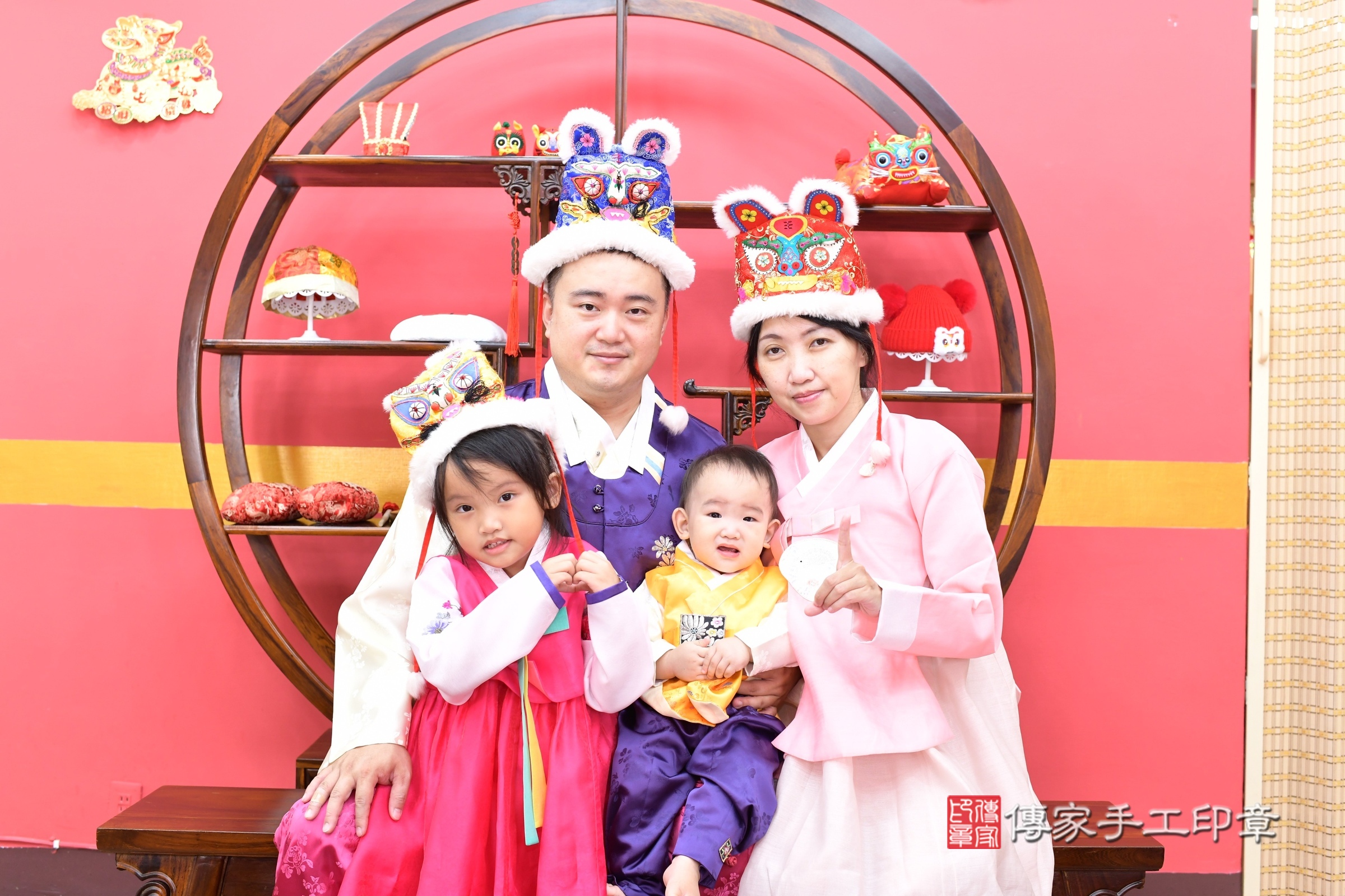 新北市永和區小迪寶寶抓周推薦：傳家新北店抓周度脺中國風會場，嬰兒古禮抓周流程儀式吉祥話、抓周道具物品24種、拍照。抓周證書。2025.9.6，照片1