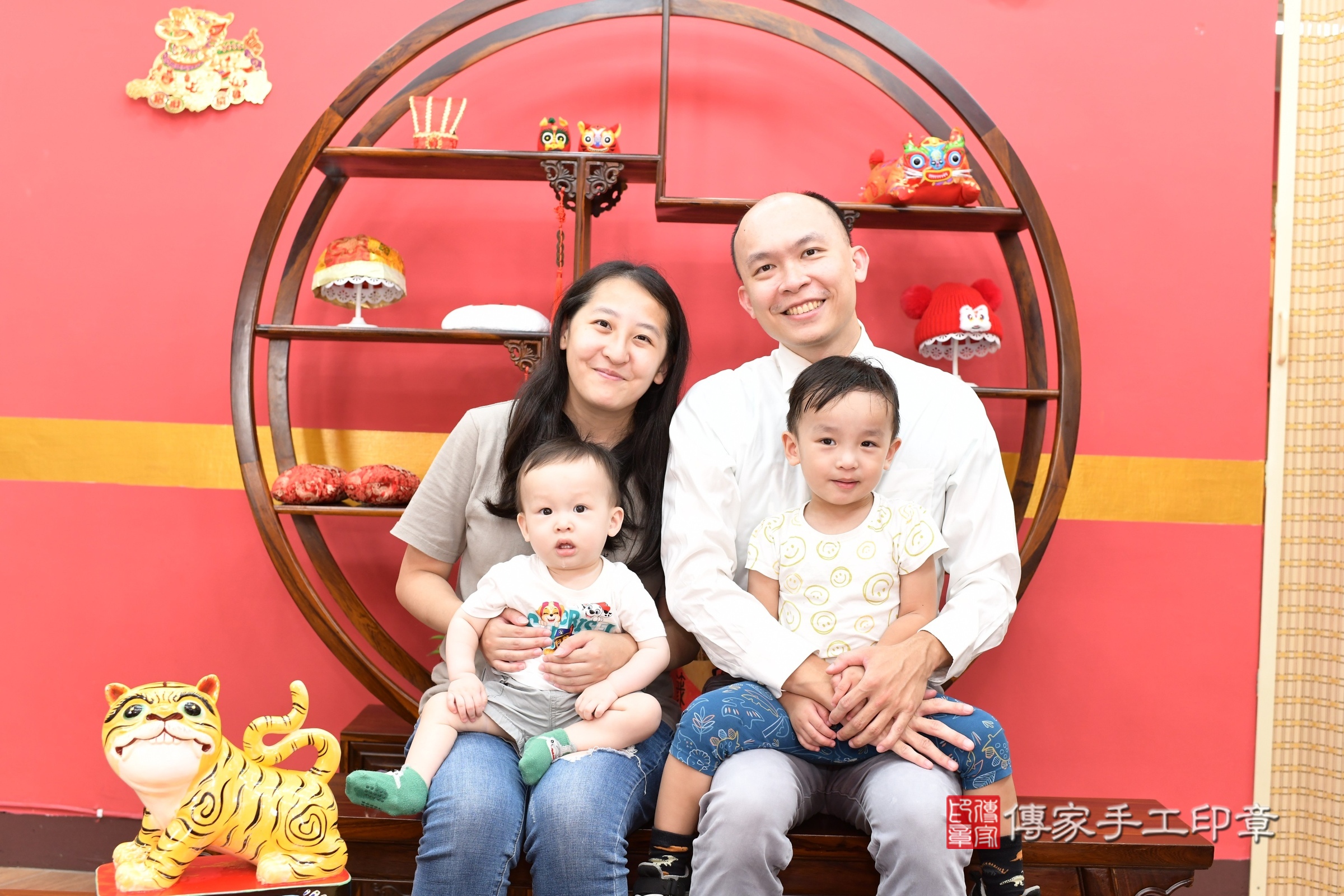 新北市永和區小凱寶寶抓周推薦：傳家新北店抓周度脺中國風會場，嬰兒古禮抓周流程儀式吉祥話、抓周道具物品24種、拍照。抓周證書。2025.9.8，照片1