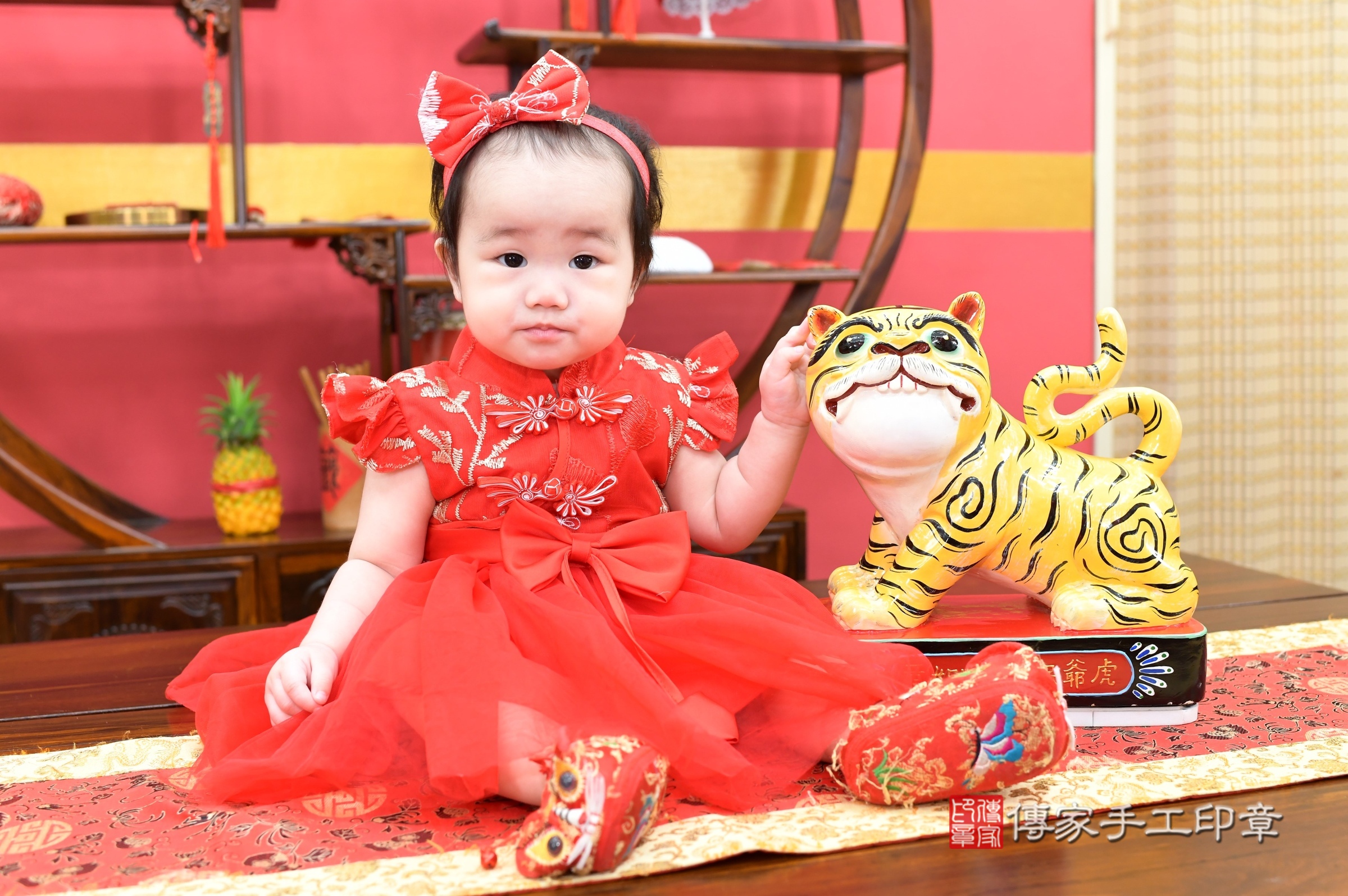 新北市永和區晞晞寶寶抓周推薦：傳家新北店抓周度脺中國風會場，嬰兒古禮抓周流程儀式吉祥話、抓周道具物品24種、拍照。抓周證書。2025.9.10，照片1