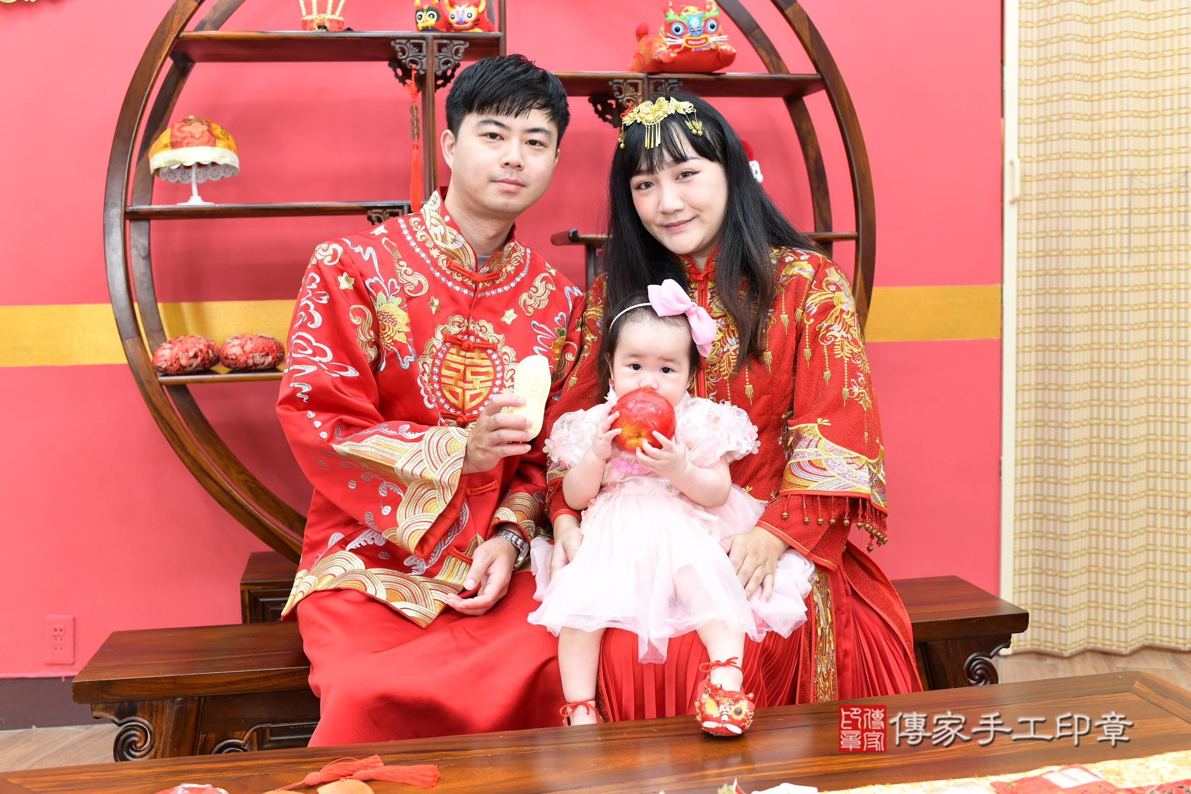 新北市永和區晞晞寶寶抓周推薦:傳家新北店抓周度脺中國風會場,嬰兒古禮抓周流程儀式吉祥話、抓周道具物品24種、拍照。抓周證書。2025.9.10,照片15 新北市永和區晞晞寶寶抓周推薦:傳家新北店抓周度脺中國風會場,嬰兒古禮抓周流程儀式吉祥話、抓周道具物品24種、拍照。抓周證書。2025.9.10,照片15