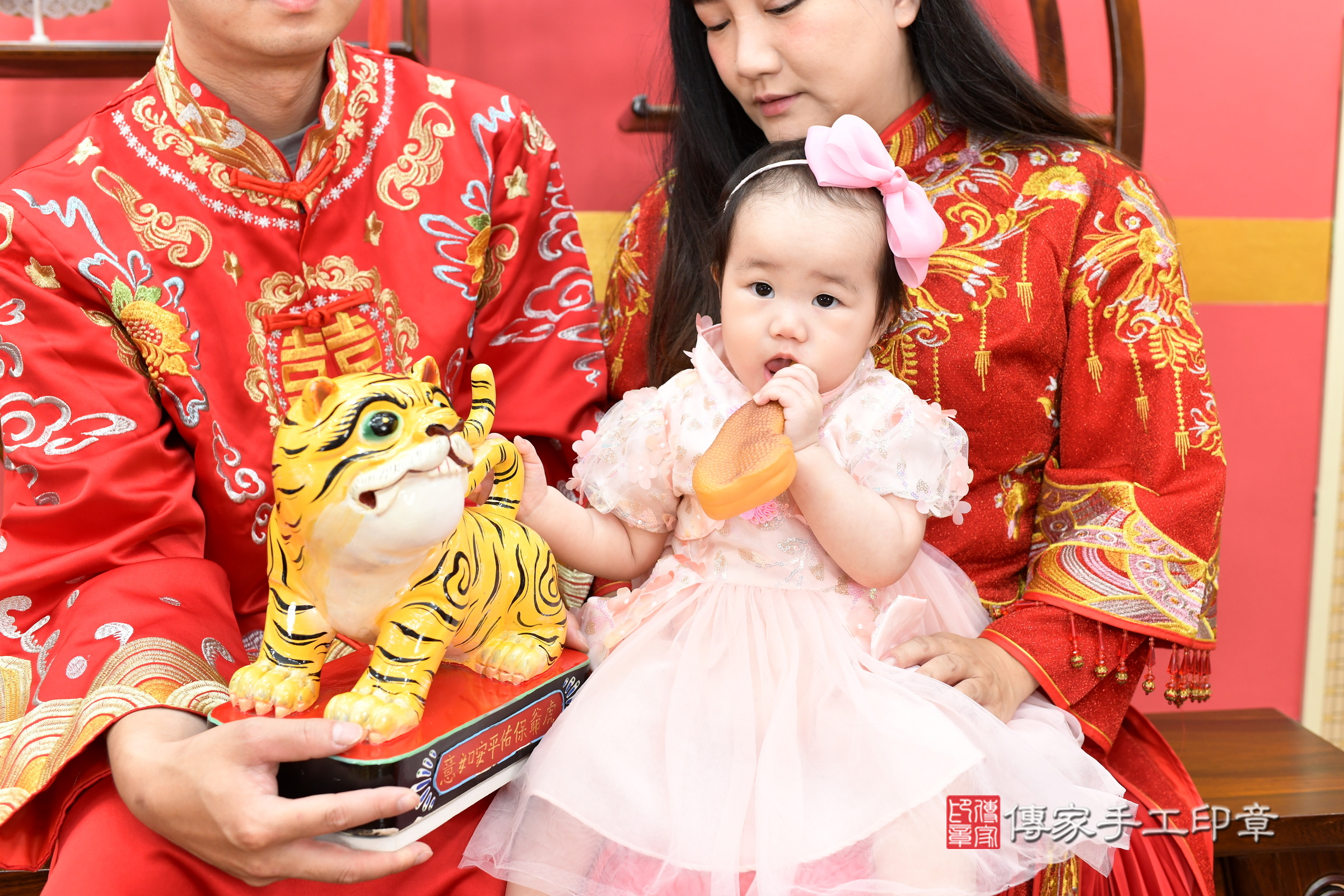 新北市永和區晞晞寶寶抓周推薦:傳家新北店抓周度脺中國風會場,嬰兒古禮抓周流程儀式吉祥話、抓周道具物品24種、拍照。抓周證書。2025.9.10,照片17 新北市永和區晞晞寶寶抓周推薦:傳家新北店抓周度脺中國風會場,嬰兒古禮抓周流程儀式吉祥話、抓周道具物品24種、拍照。抓周證書。2025.9.10,照片17