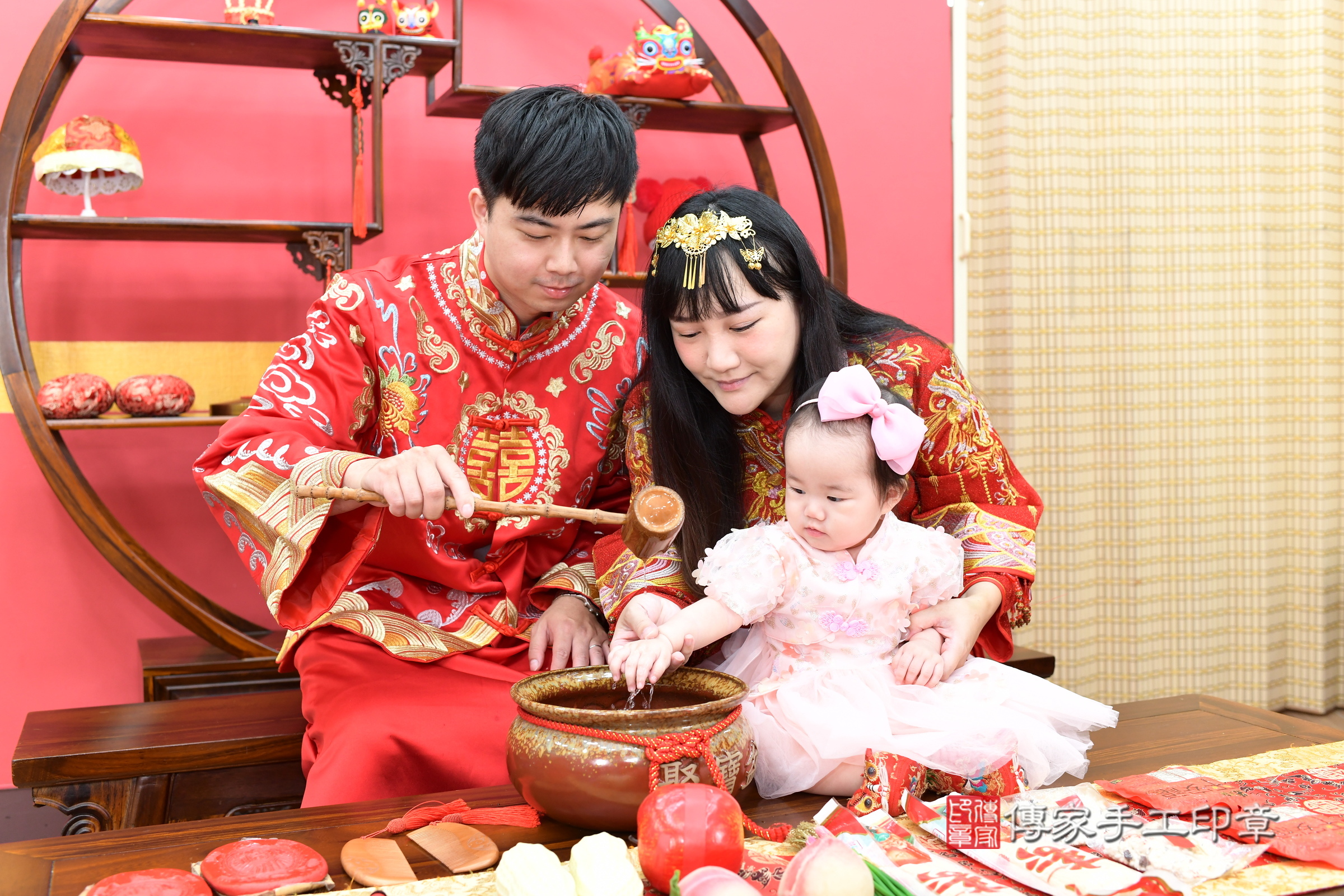 新北市永和區晞晞寶寶抓周推薦:傳家新北店抓周度脺中國風會場,嬰兒古禮抓周流程儀式吉祥話、抓周道具物品24種、拍照。抓周證書。2025.9.10,照片12 新北市永和區晞晞寶寶抓周推薦:傳家新北店抓周度脺中國風會場,嬰兒古禮抓周流程儀式吉祥話、抓周道具物品24種、拍照。抓周證書。2025.9.10,照片12