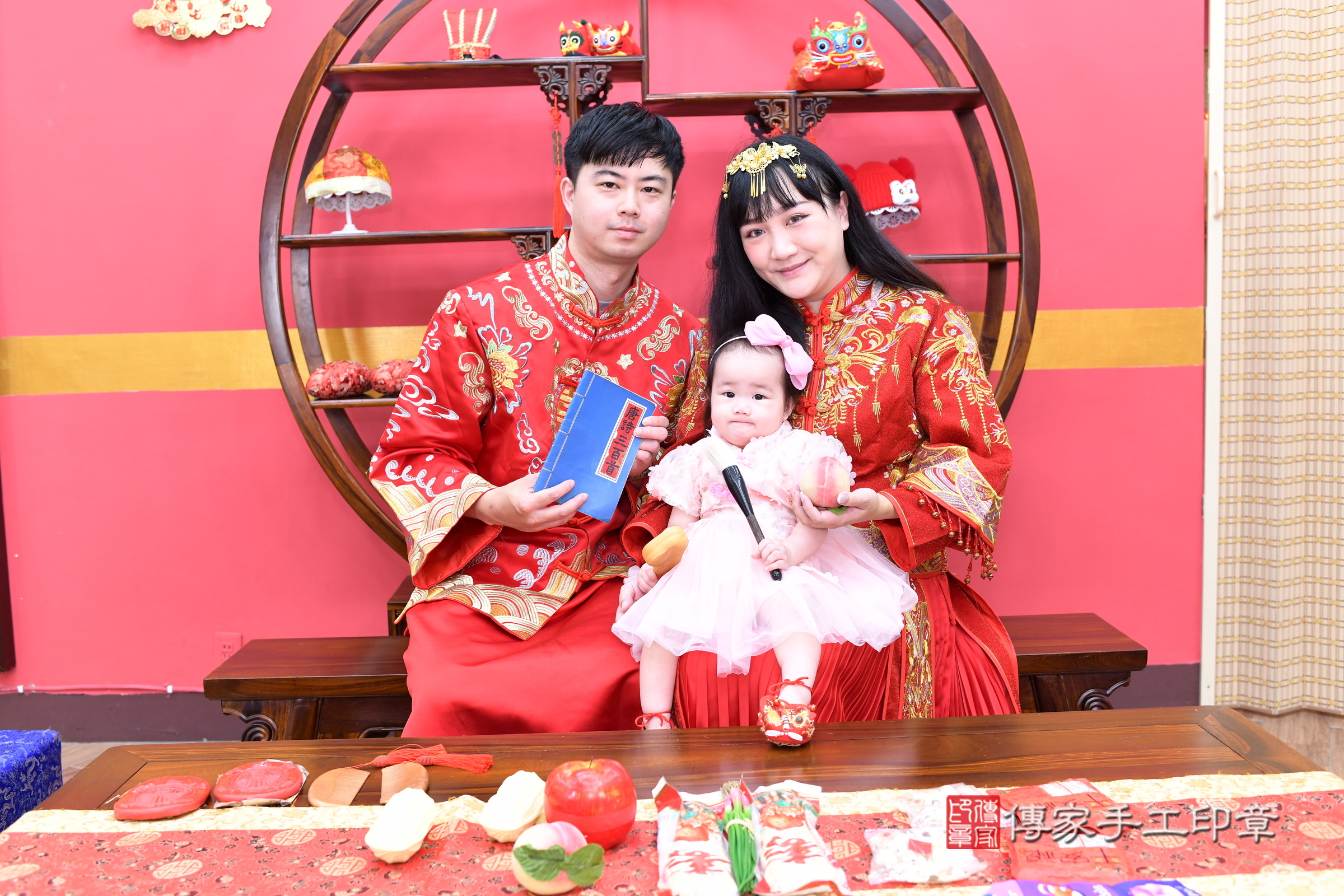 新北市永和區晞晞寶寶抓周推薦:傳家新北店抓周度脺中國風會場,嬰兒古禮抓周流程儀式吉祥話、抓周道具物品24種、拍照。抓周證書。2025.9.10,照片16 新北市永和區晞晞寶寶抓周推薦:傳家新北店抓周度脺中國風會場,嬰兒古禮抓周流程儀式吉祥話、抓周道具物品24種、拍照。抓周證書。2025.9.10,照片16