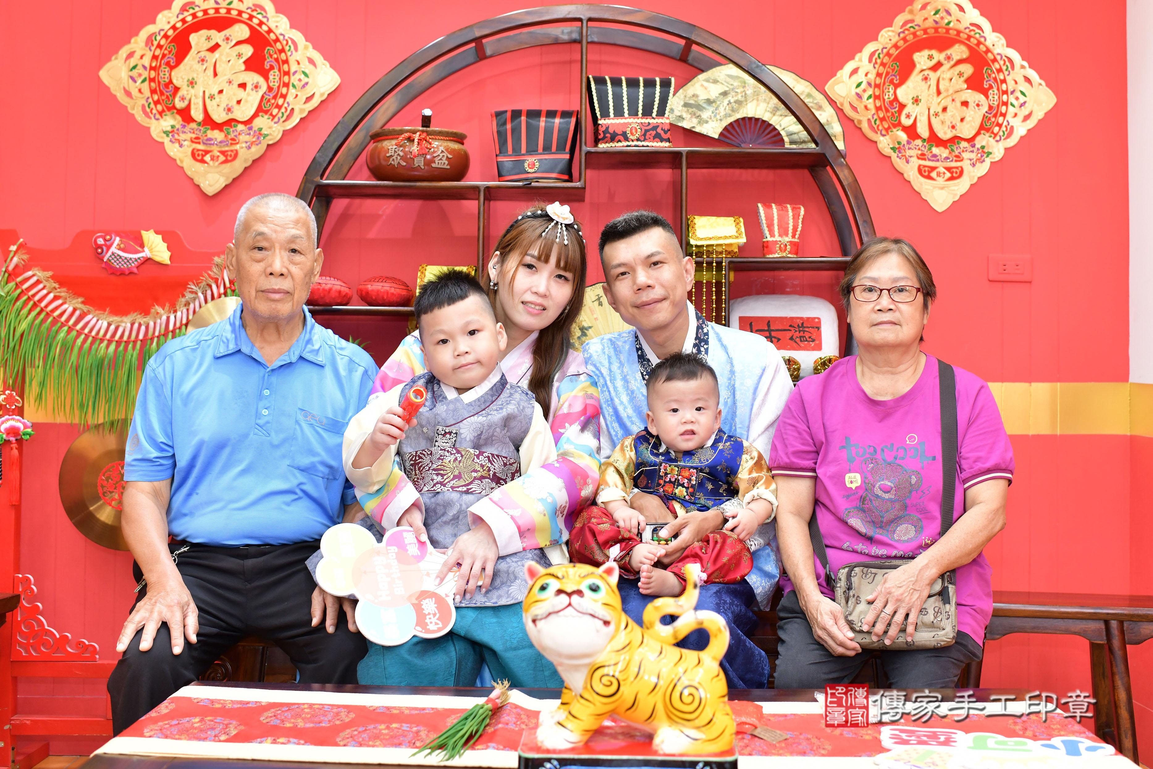 傳家手工印章桃園店、抓周、度脺、美式風會場、傳家嬰兒古禮、吉祥話、抓周道具物品24種、拍照。抓周證書。寶寶抓周、滿周歲、生日快樂、祝福 傳家手工印章桃園店、抓周、度脺、美式風會場、傳家嬰兒古禮、吉祥話、抓周道具物品24種、拍照。抓周證書。寶寶抓周、滿周歲、生日快樂、祝福