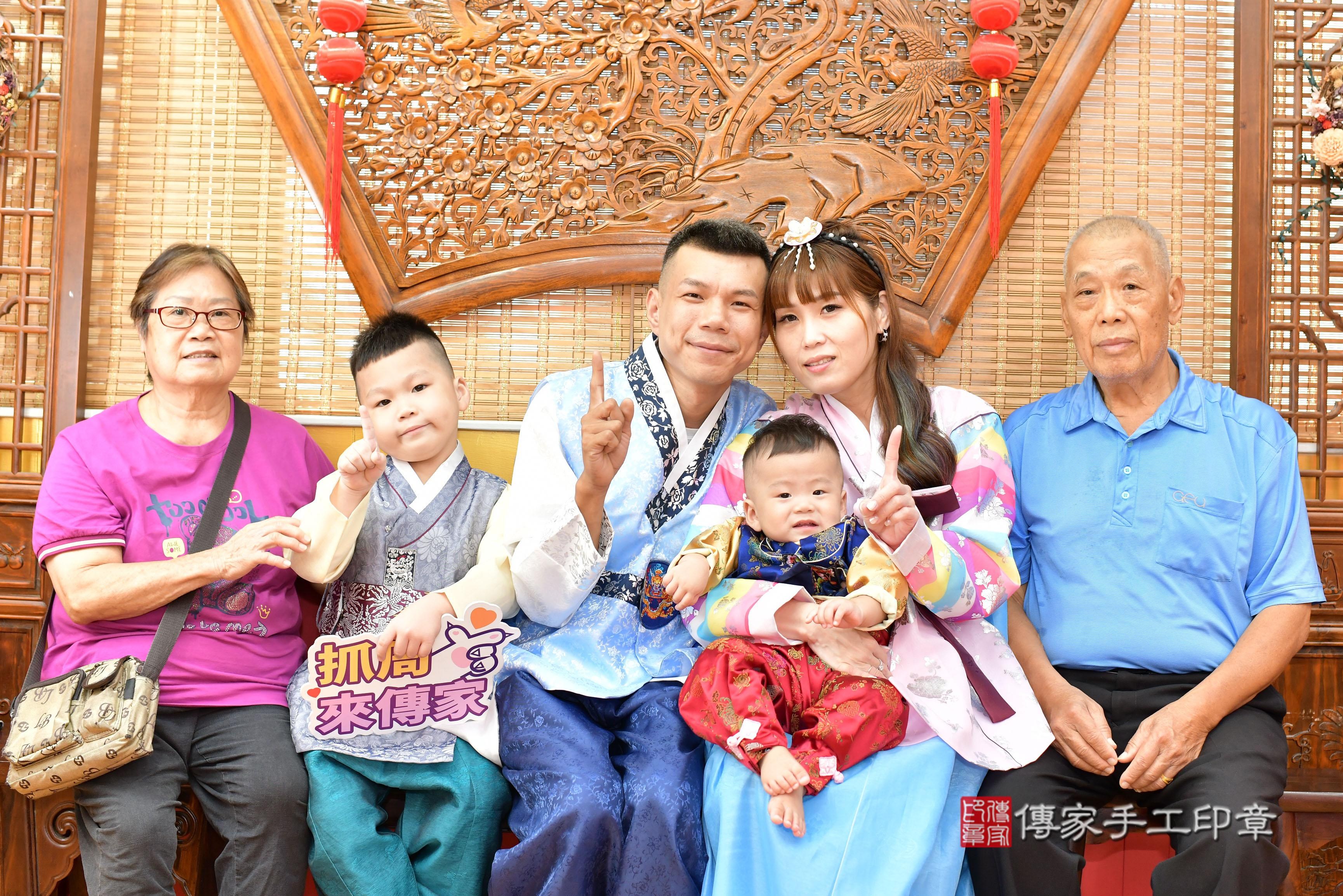 傳家手工印章桃園店、抓周、度脺、美式風會場、傳家嬰兒古禮、吉祥話、抓周道具物品24種、拍照。抓周證書。寶寶抓周、滿周歲、生日快樂、祝福 傳家手工印章桃園店、抓周、度脺、美式風會場、傳家嬰兒古禮、吉祥話、抓周道具物品24種、拍照。抓周證書。寶寶抓周、滿周歲、生日快樂、祝福