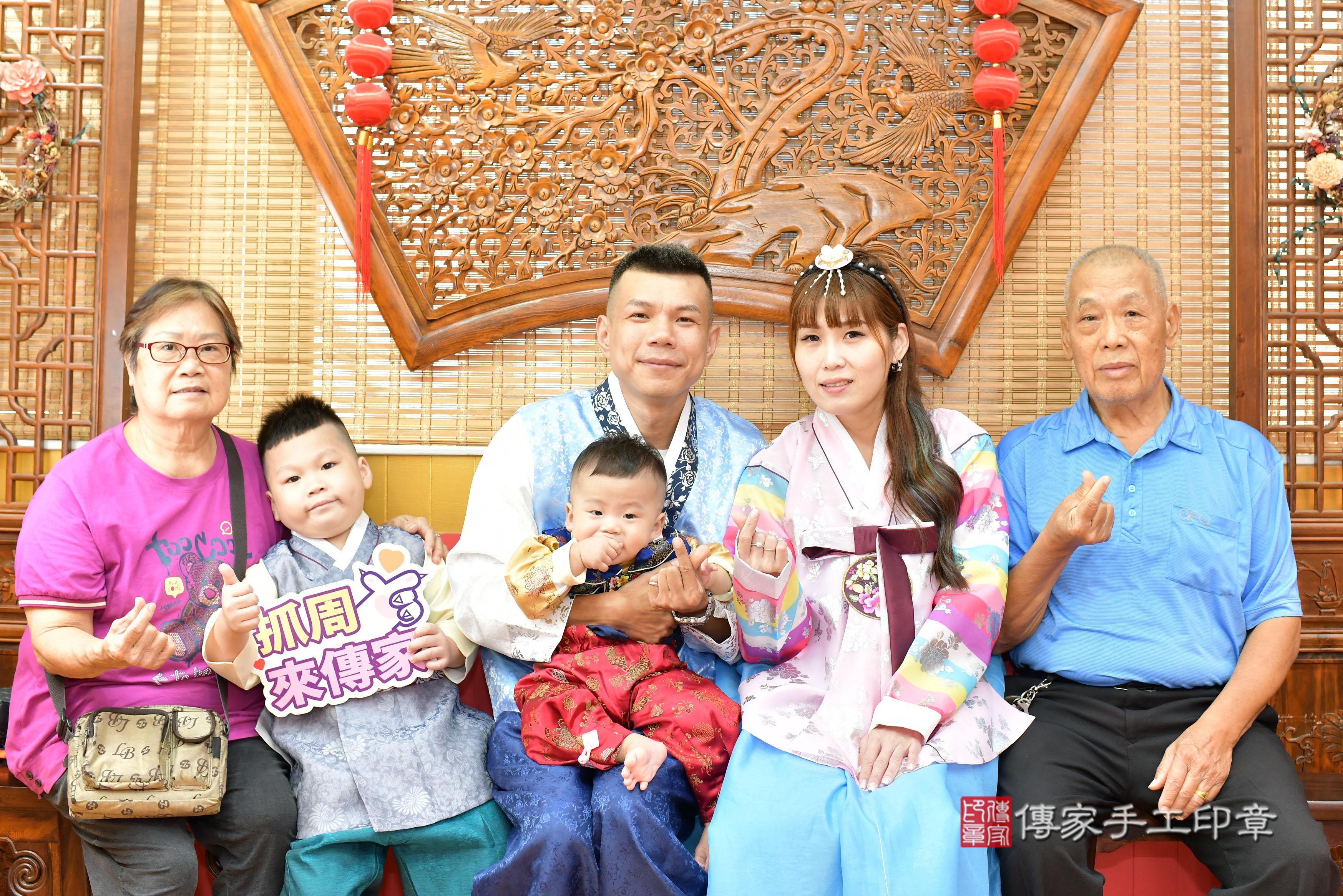 傳家手工印章桃園店、抓周、度脺、美式風會場、傳家嬰兒古禮、吉祥話、抓周道具物品24種、拍照。抓周證書。寶寶抓周、滿周歲、生日快樂、祝福 傳家手工印章桃園店、抓周、度脺、美式風會場、傳家嬰兒古禮、吉祥話、抓周道具物品24種、拍照。抓周證書。寶寶抓周、滿周歲、生日快樂、祝福