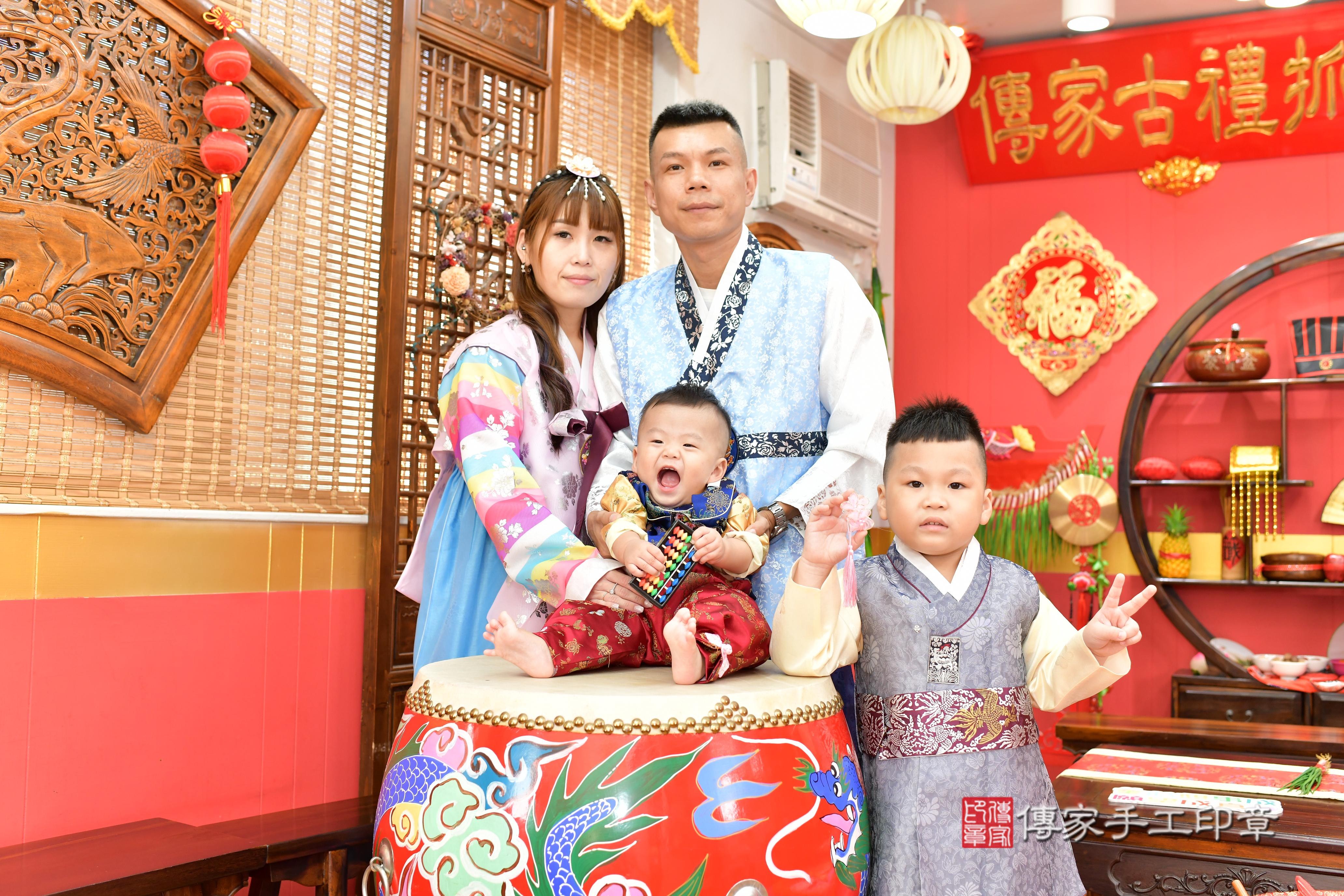 傳家手工印章桃園店、抓周、度脺、美式風會場、傳家嬰兒古禮、吉祥話、抓周道具物品24種、拍照。抓周證書。寶寶抓周、滿周歲、生日快樂、祝福 傳家手工印章桃園店、抓周、度脺、美式風會場、傳家嬰兒古禮、吉祥話、抓周道具物品24種、拍照。抓周證書。寶寶抓周、滿周歲、生日快樂、祝福