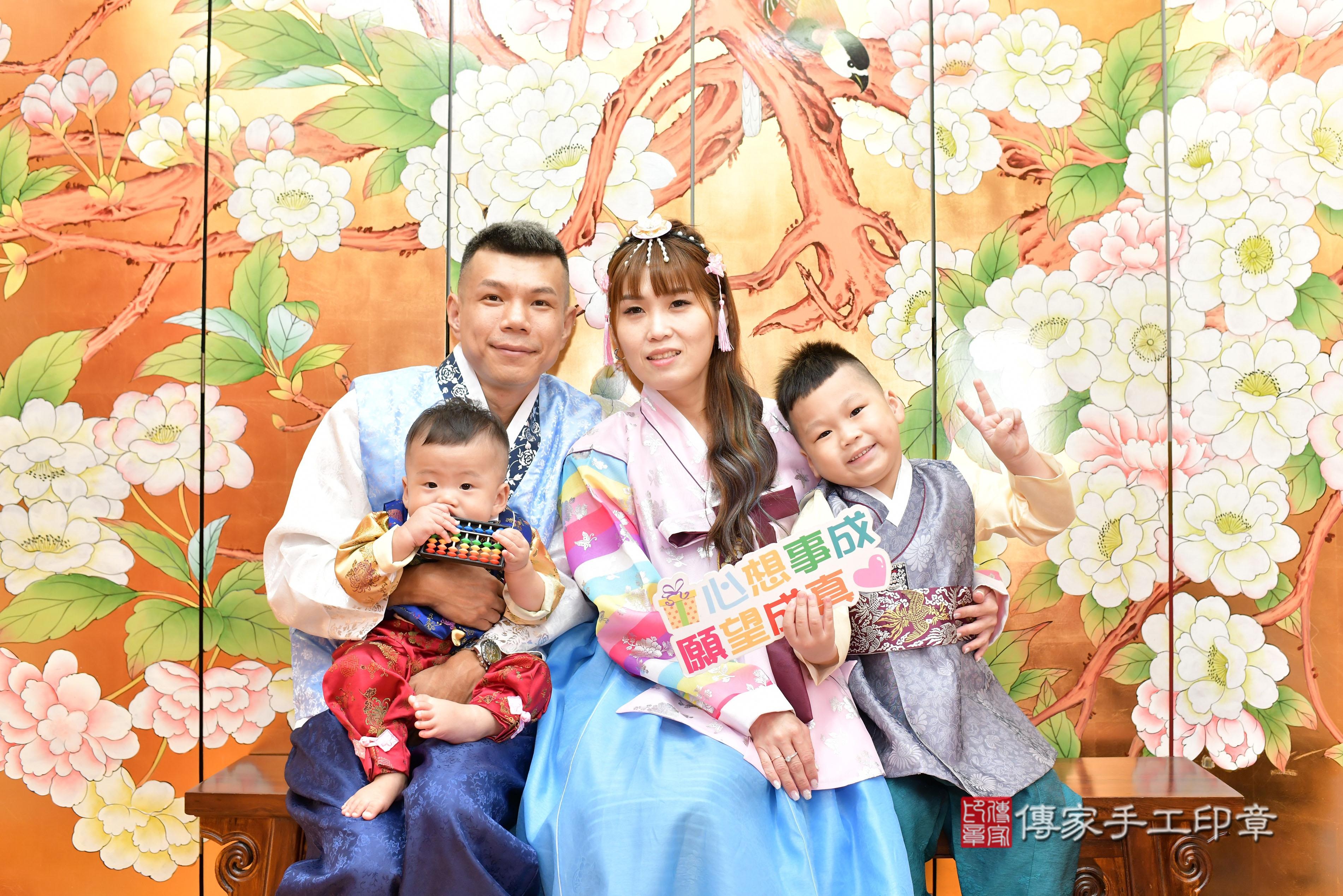 傳家手工印章桃園店、抓周、度脺、美式風會場、傳家嬰兒古禮、吉祥話、抓周道具物品24種、拍照。抓周證書。寶寶抓周、滿周歲、生日快樂、祝福 傳家手工印章桃園店、抓周、度脺、美式風會場、傳家嬰兒古禮、吉祥話、抓周道具物品24種、拍照。抓周證書。寶寶抓周、滿周歲、生日快樂、祝福