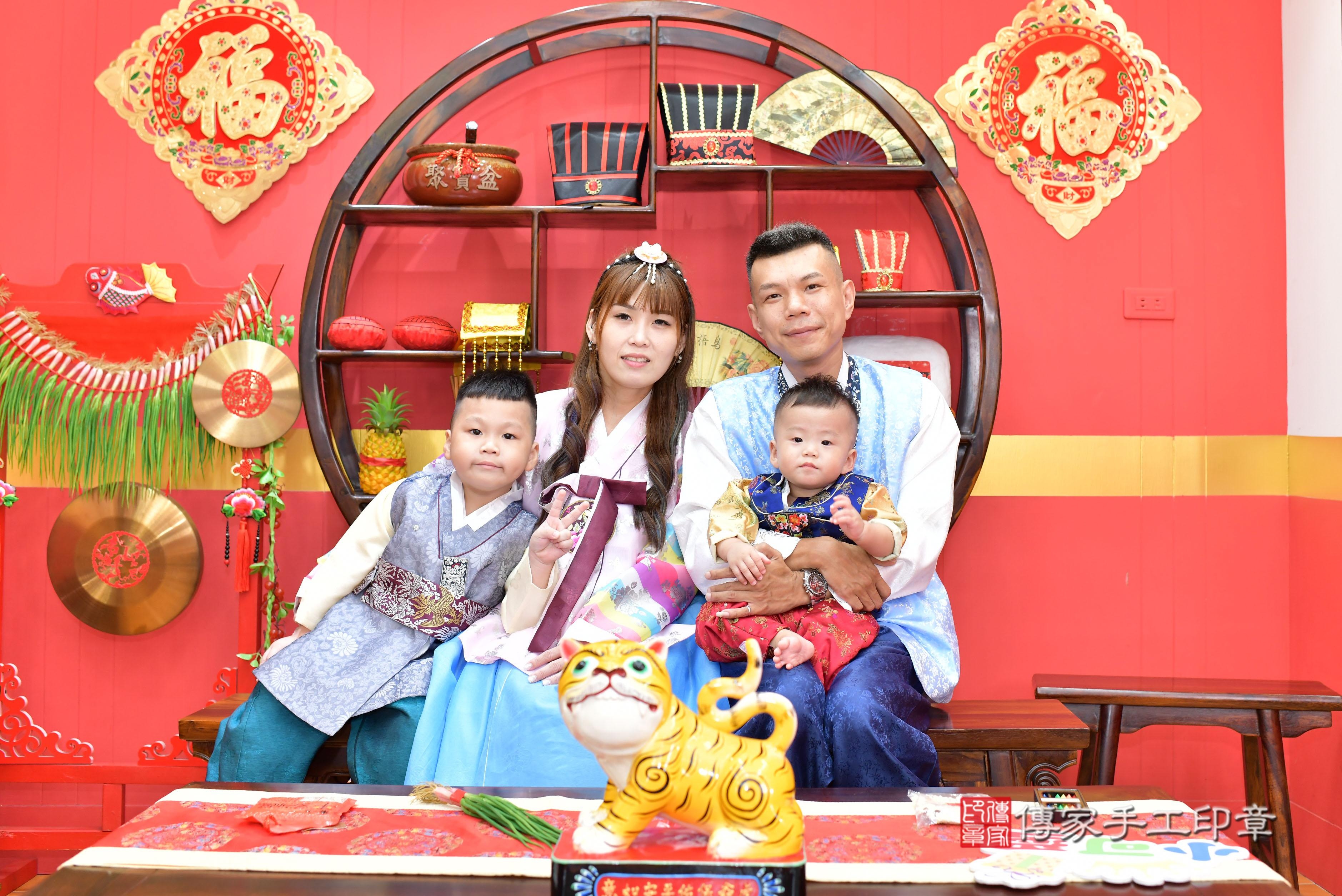 傳家手工印章桃園店、抓周、度脺、美式風會場、傳家嬰兒古禮、吉祥話、抓周道具物品24種、拍照。抓周證書。寶寶抓周、滿周歲、生日快樂、祝福