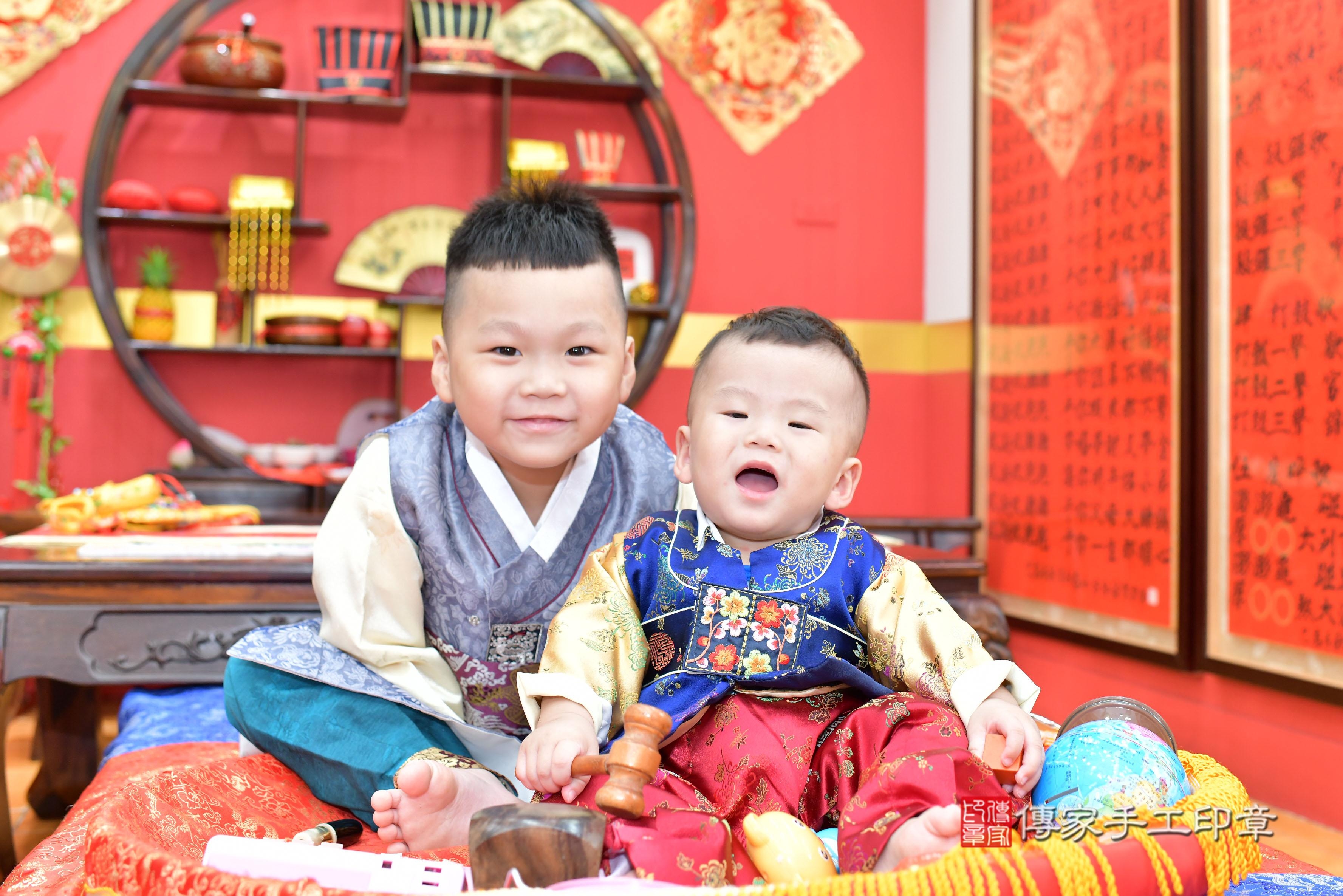 傳家手工印章桃園店、抓周、度脺、美式風會場、傳家嬰兒古禮、吉祥話、抓周道具物品24種、拍照。抓周證書。寶寶抓周、滿周歲、生日快樂、祝福 傳家手工印章桃園店、抓周、度脺、美式風會場、傳家嬰兒古禮、吉祥話、抓周道具物品24種、拍照。抓周證書。寶寶抓周、滿周歲、生日快樂、祝福