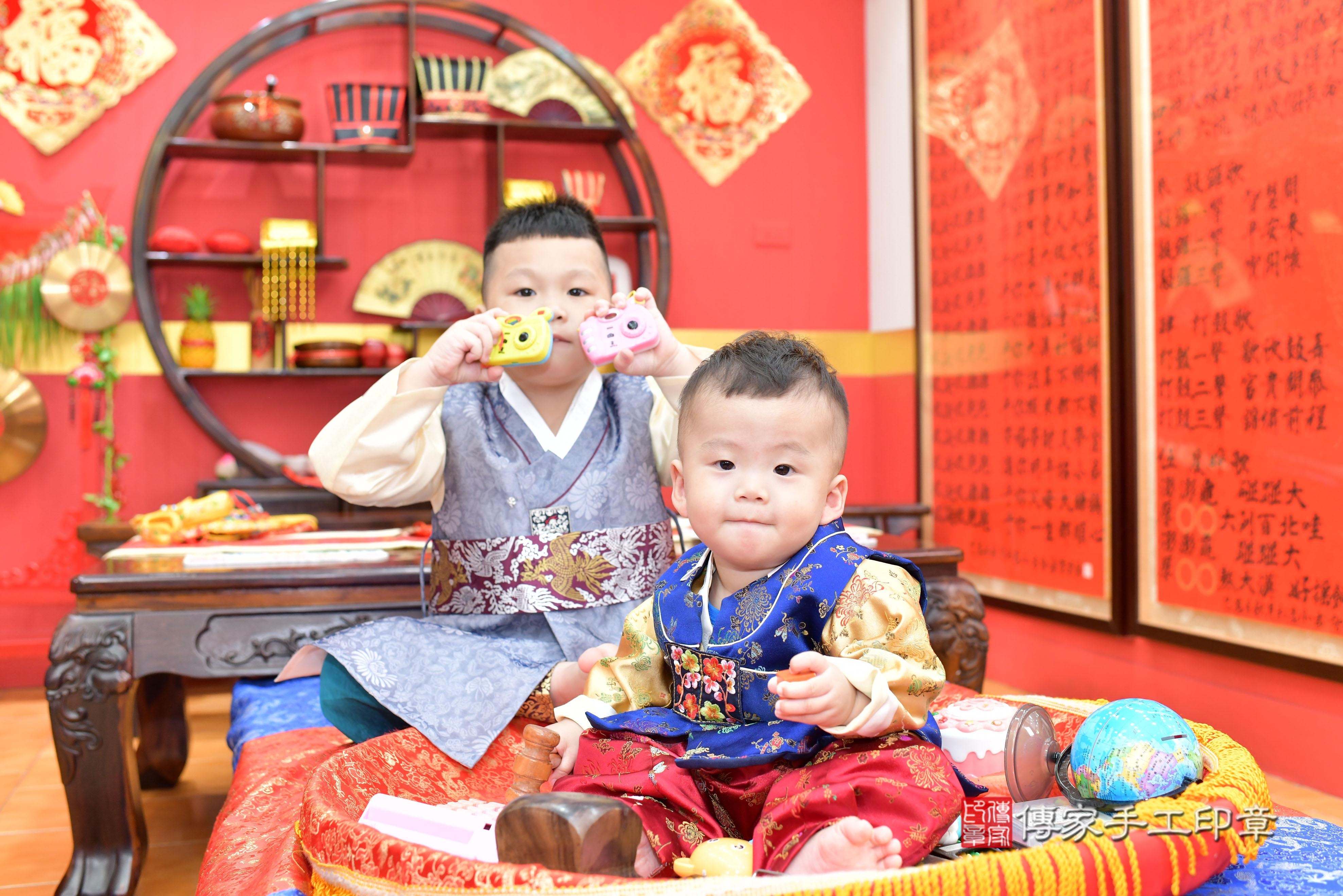 傳家手工印章桃園店、抓周、度脺、美式風會場、傳家嬰兒古禮、吉祥話、抓周道具物品24種、拍照。抓周證書。寶寶抓周、滿周歲、生日快樂、祝福 傳家手工印章桃園店、抓周、度脺、美式風會場、傳家嬰兒古禮、吉祥話、抓周道具物品24種、拍照。抓周證書。寶寶抓周、滿周歲、生日快樂、祝福