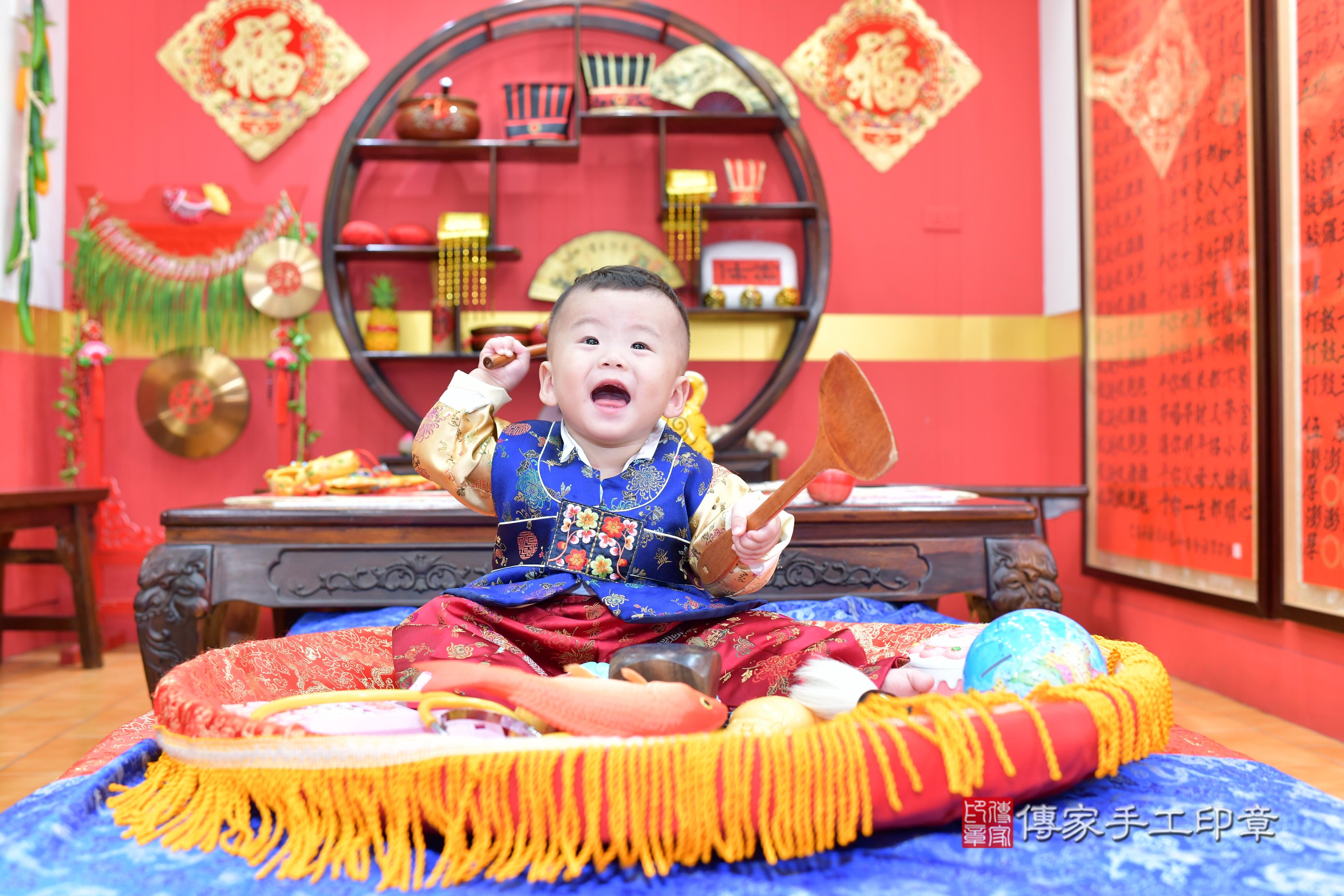 傳家手工印章桃園店、抓周、度脺、美式風會場、傳家嬰兒古禮、吉祥話、抓周道具物品24種、拍照。抓周證書。寶寶抓周、滿周歲、生日快樂、祝福 傳家手工印章桃園店、抓周、度脺、美式風會場、傳家嬰兒古禮、吉祥話、抓周道具物品24種、拍照。抓周證書。寶寶抓周、滿周歲、生日快樂、祝福