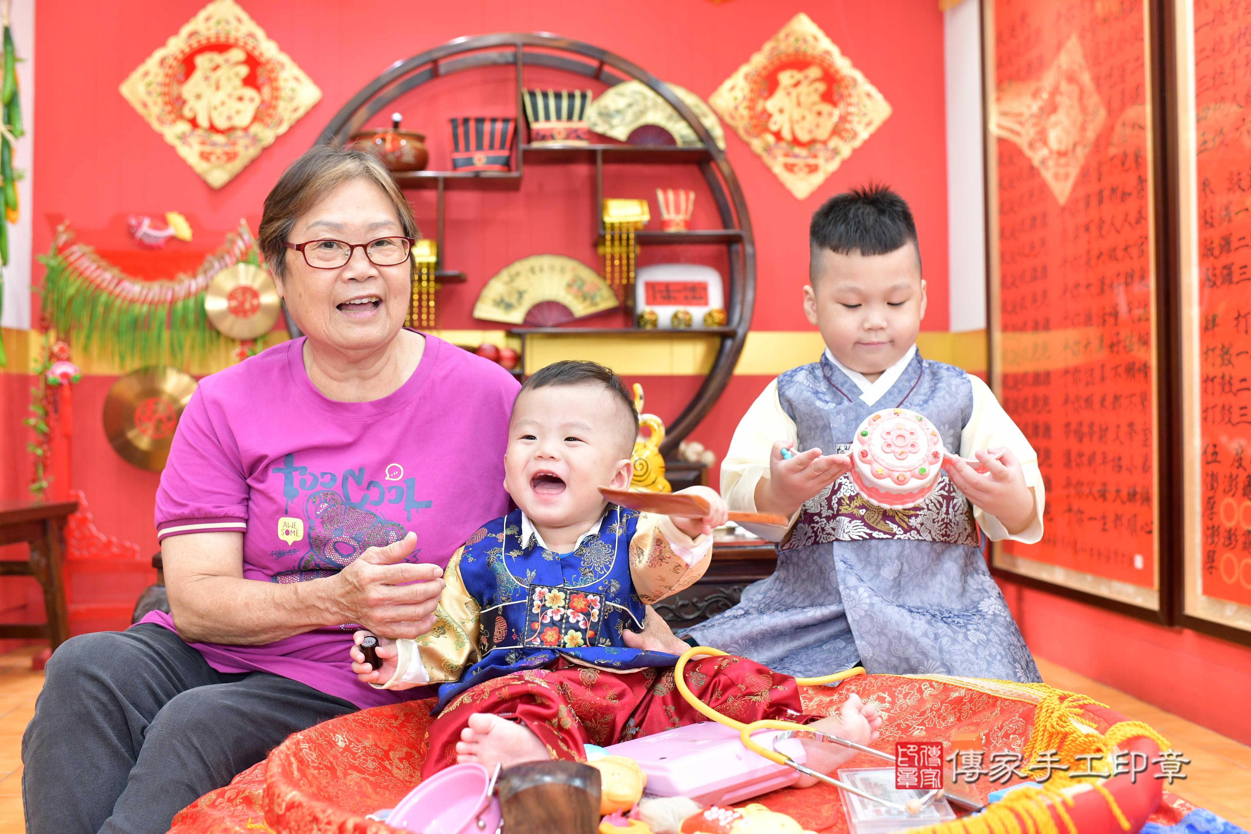 傳家手工印章桃園店、抓周、度脺、美式風會場、傳家嬰兒古禮、吉祥話、抓周道具物品24種、拍照。抓周證書。寶寶抓周、滿周歲、生日快樂、祝福 傳家手工印章桃園店、抓周、度脺、美式風會場、傳家嬰兒古禮、吉祥話、抓周道具物品24種、拍照。抓周證書。寶寶抓周、滿周歲、生日快樂、祝福