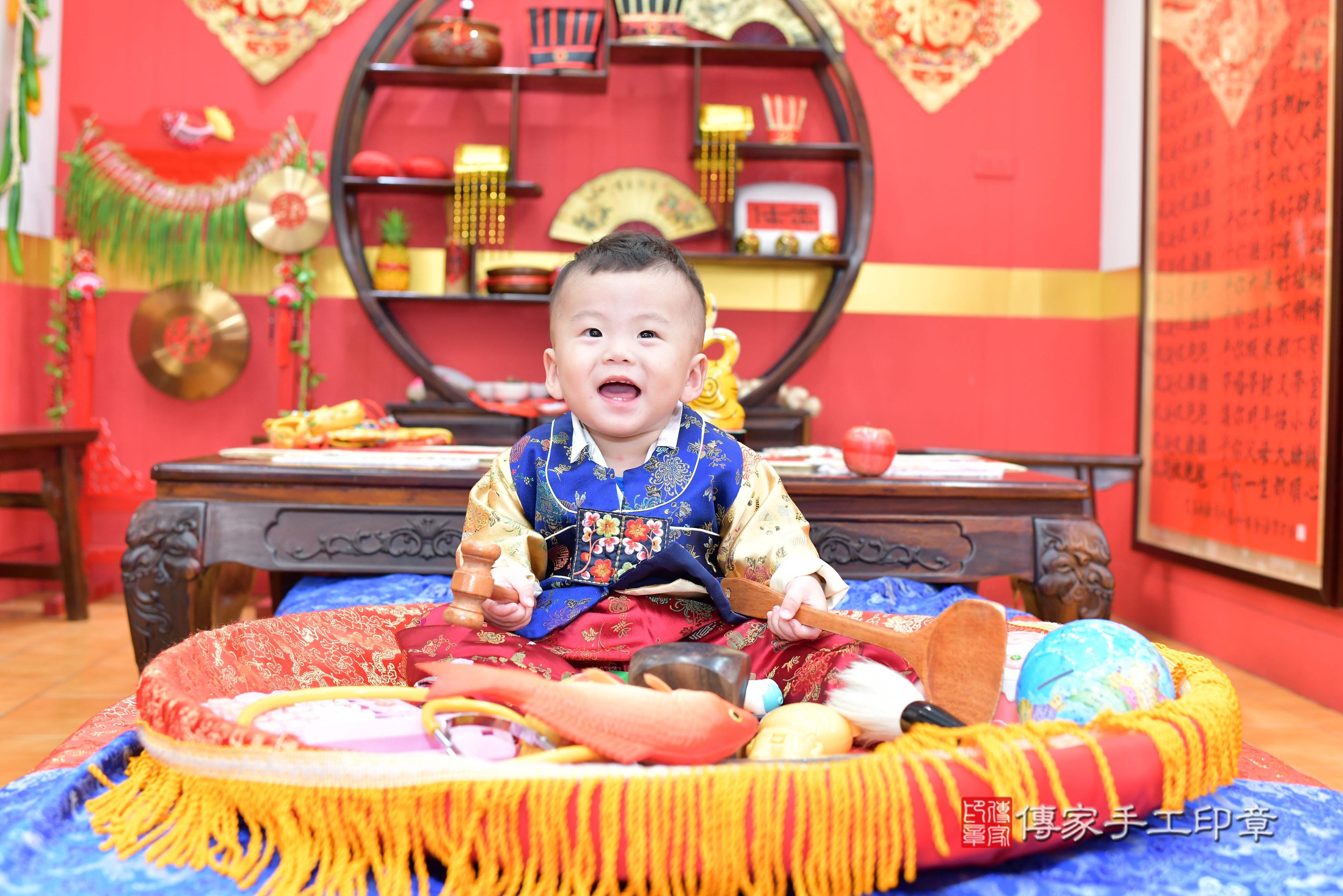 傳家手工印章桃園店、抓周、度脺、美式風會場、傳家嬰兒古禮、吉祥話、抓周道具物品24種、拍照。抓周證書。寶寶抓周、滿周歲、生日快樂、祝福 傳家手工印章桃園店、抓周、度脺、美式風會場、傳家嬰兒古禮、吉祥話、抓周道具物品24種、拍照。抓周證書。寶寶抓周、滿周歲、生日快樂、祝福