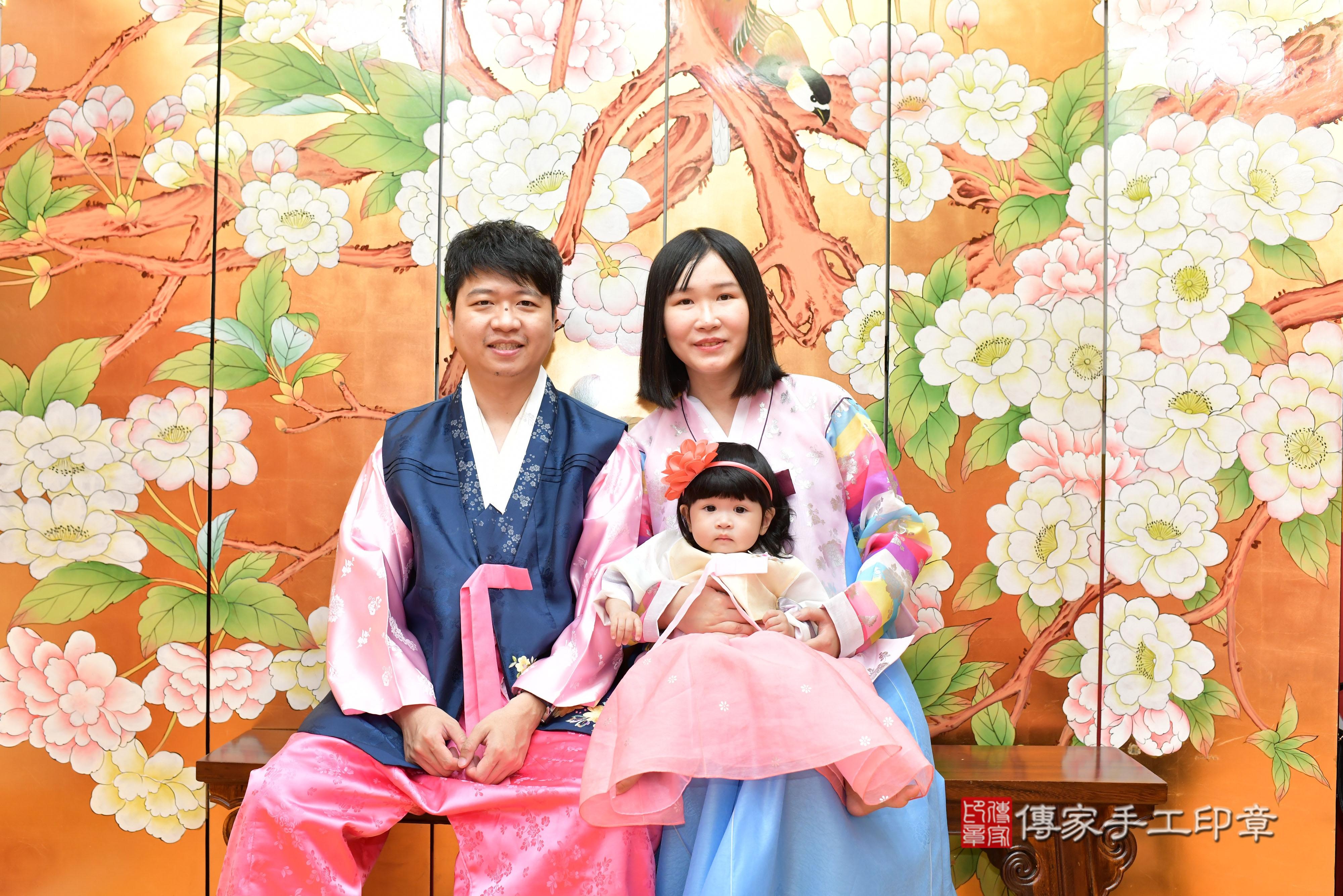 傳家手工印章桃園店、抓周、度脺、美式風會場、傳家嬰兒古禮、吉祥話、抓周道具物品24種、拍照。抓周證書。寶寶抓周、滿周歲、生日快樂、祝福 傳家手工印章桃園店、抓周、度脺、美式風會場、傳家嬰兒古禮、吉祥話、抓周道具物品24種、拍照。抓周證書。寶寶抓周、滿周歲、生日快樂、祝福