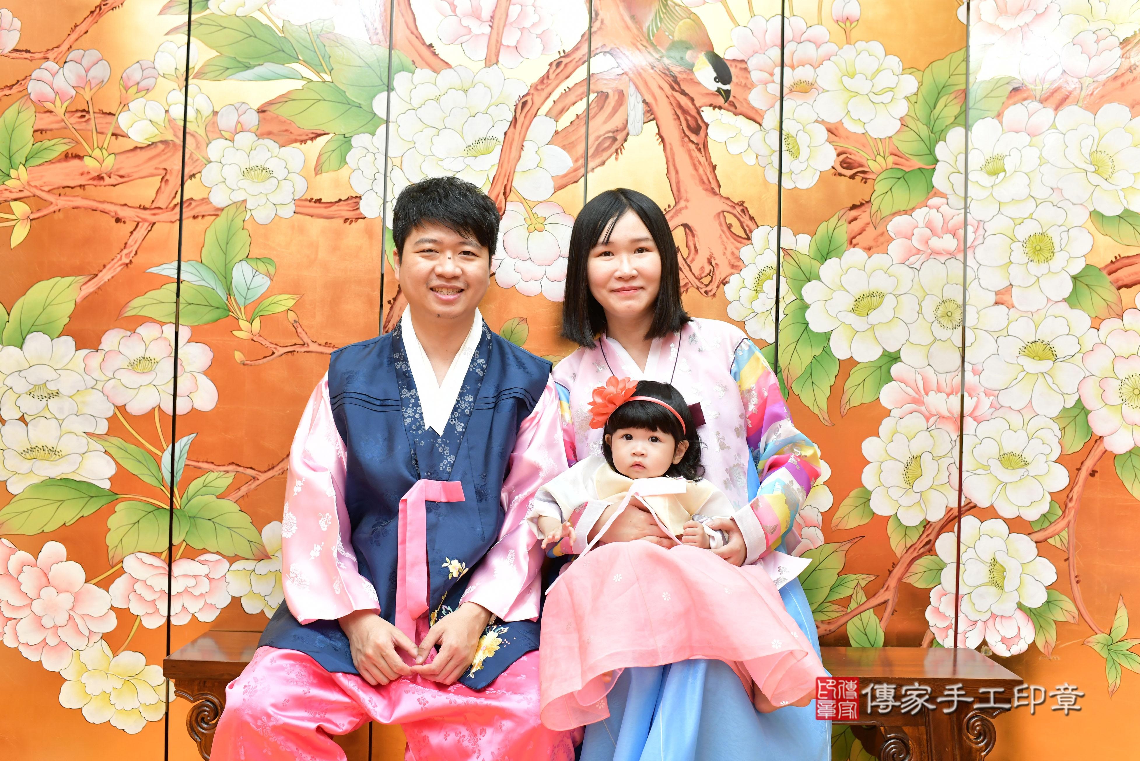 傳家手工印章桃園店、抓周、度脺、美式風會場、傳家嬰兒古禮、吉祥話、抓周道具物品24種、拍照。抓周證書。寶寶抓周、滿周歲、生日快樂、祝福 傳家手工印章桃園店、抓周、度脺、美式風會場、傳家嬰兒古禮、吉祥話、抓周道具物品24種、拍照。抓周證書。寶寶抓周、滿周歲、生日快樂、祝福