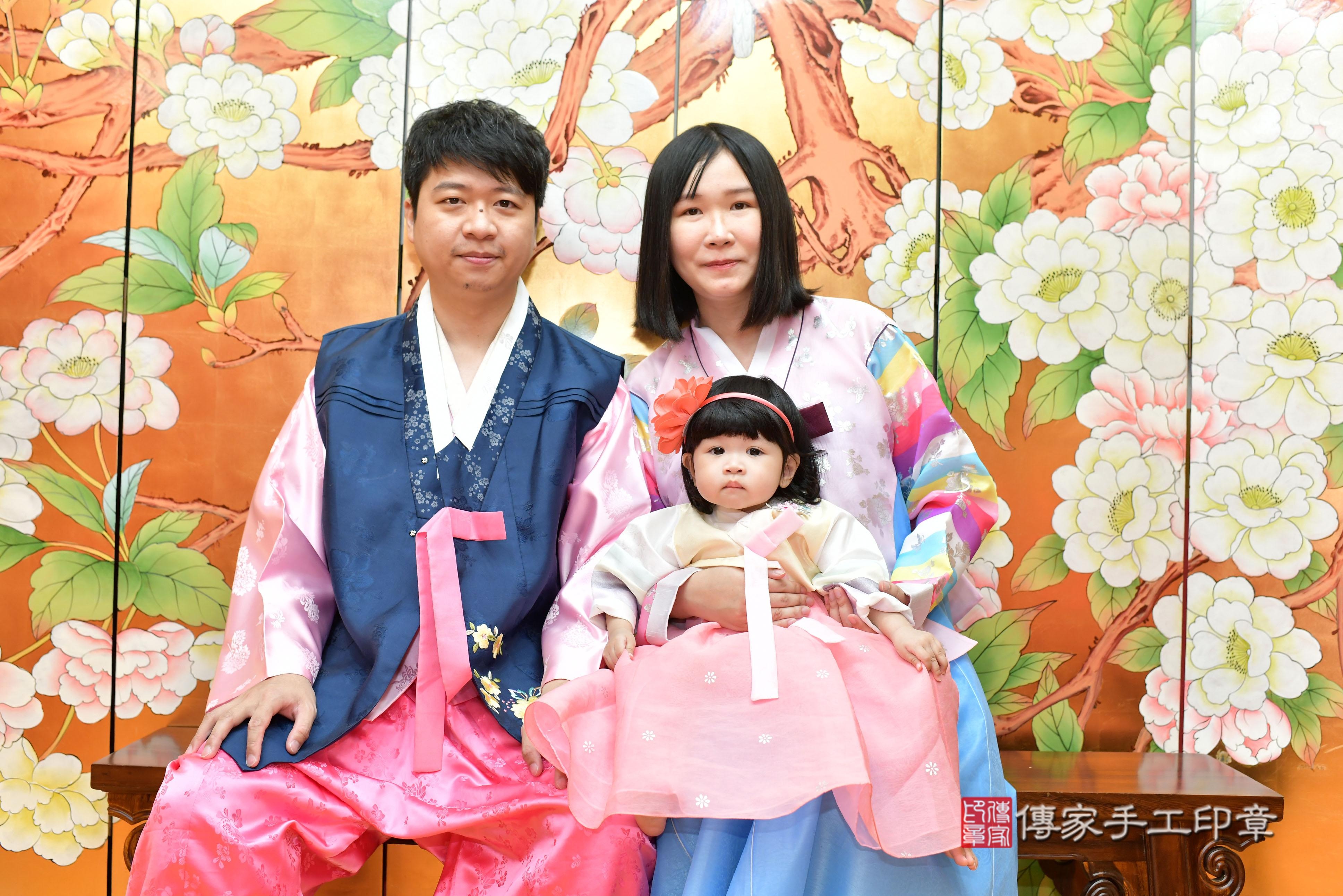 傳家手工印章桃園店、抓周、度脺、美式風會場、傳家嬰兒古禮、吉祥話、抓周道具物品24種、拍照。抓周證書。寶寶抓周、滿周歲、生日快樂、祝福 傳家手工印章桃園店、抓周、度脺、美式風會場、傳家嬰兒古禮、吉祥話、抓周道具物品24種、拍照。抓周證書。寶寶抓周、滿周歲、生日快樂、祝福