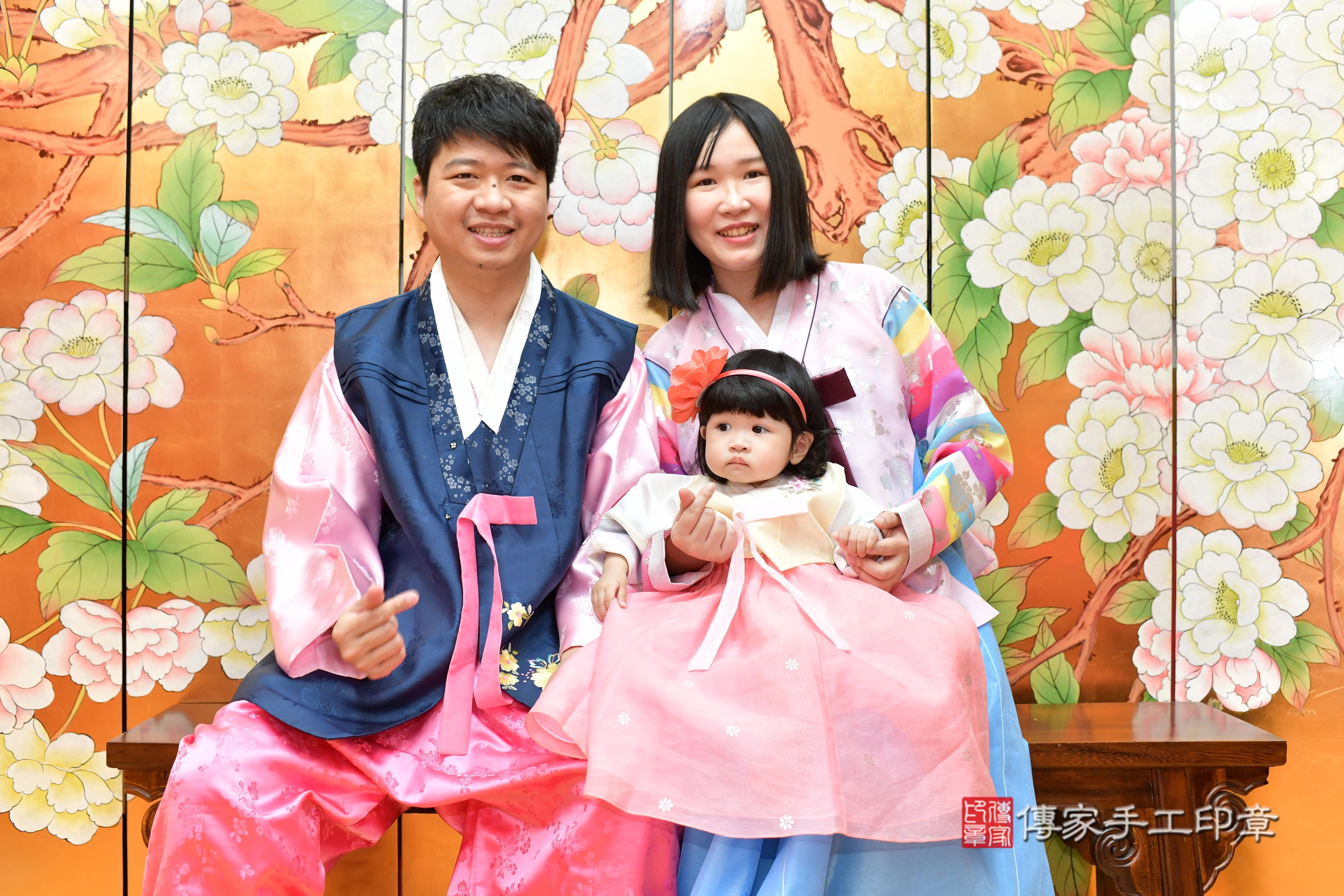 傳家手工印章桃園店、抓周、度脺、美式風會場、傳家嬰兒古禮、吉祥話、抓周道具物品24種、拍照。抓周證書。寶寶抓周、滿周歲、生日快樂、祝福 傳家手工印章桃園店、抓周、度脺、美式風會場、傳家嬰兒古禮、吉祥話、抓周道具物品24種、拍照。抓周證書。寶寶抓周、滿周歲、生日快樂、祝福