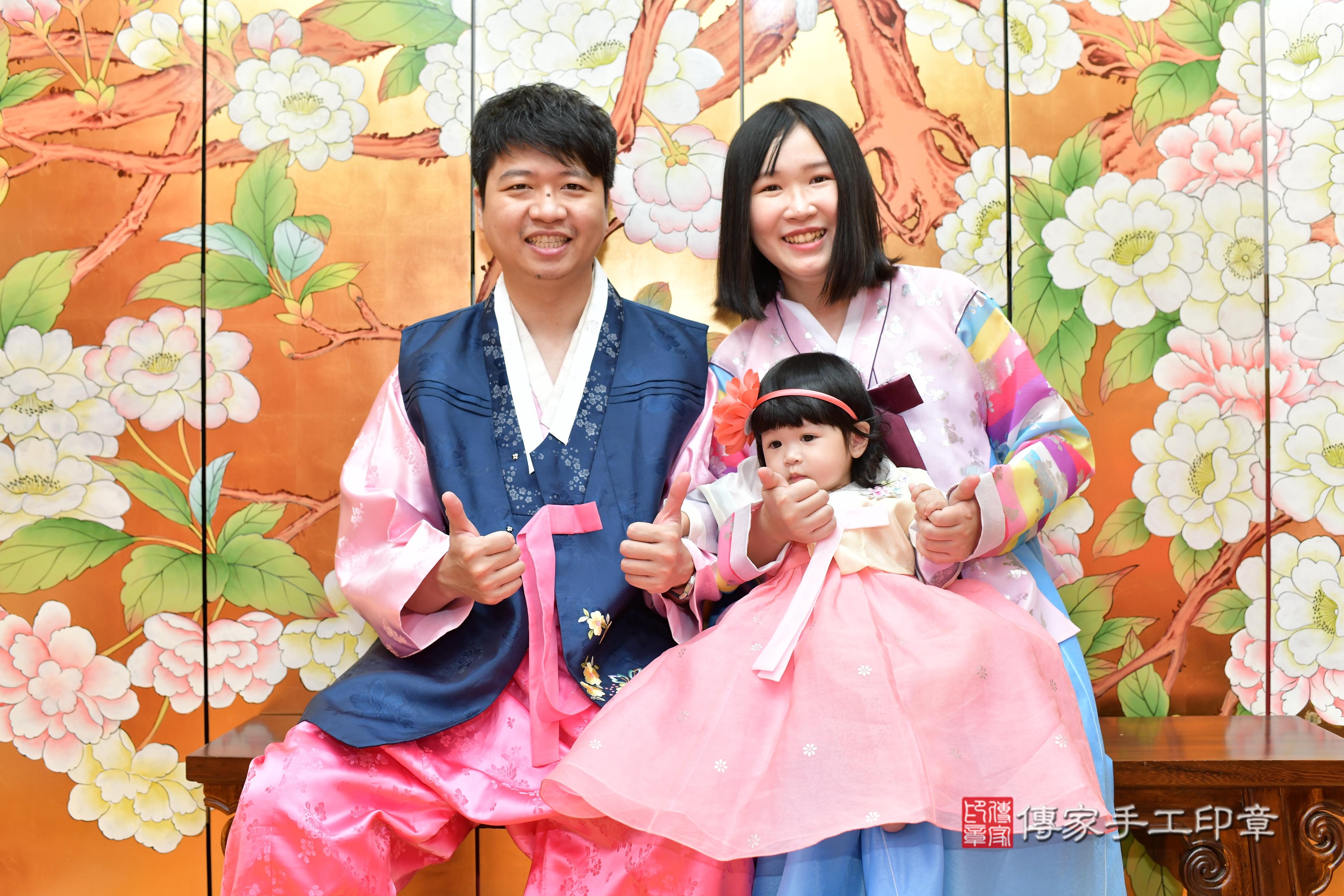 傳家手工印章桃園店、抓周、度脺、美式風會場、傳家嬰兒古禮、吉祥話、抓周道具物品24種、拍照。抓周證書。寶寶抓周、滿周歲、生日快樂、祝福 傳家手工印章桃園店、抓周、度脺、美式風會場、傳家嬰兒古禮、吉祥話、抓周道具物品24種、拍照。抓周證書。寶寶抓周、滿周歲、生日快樂、祝福