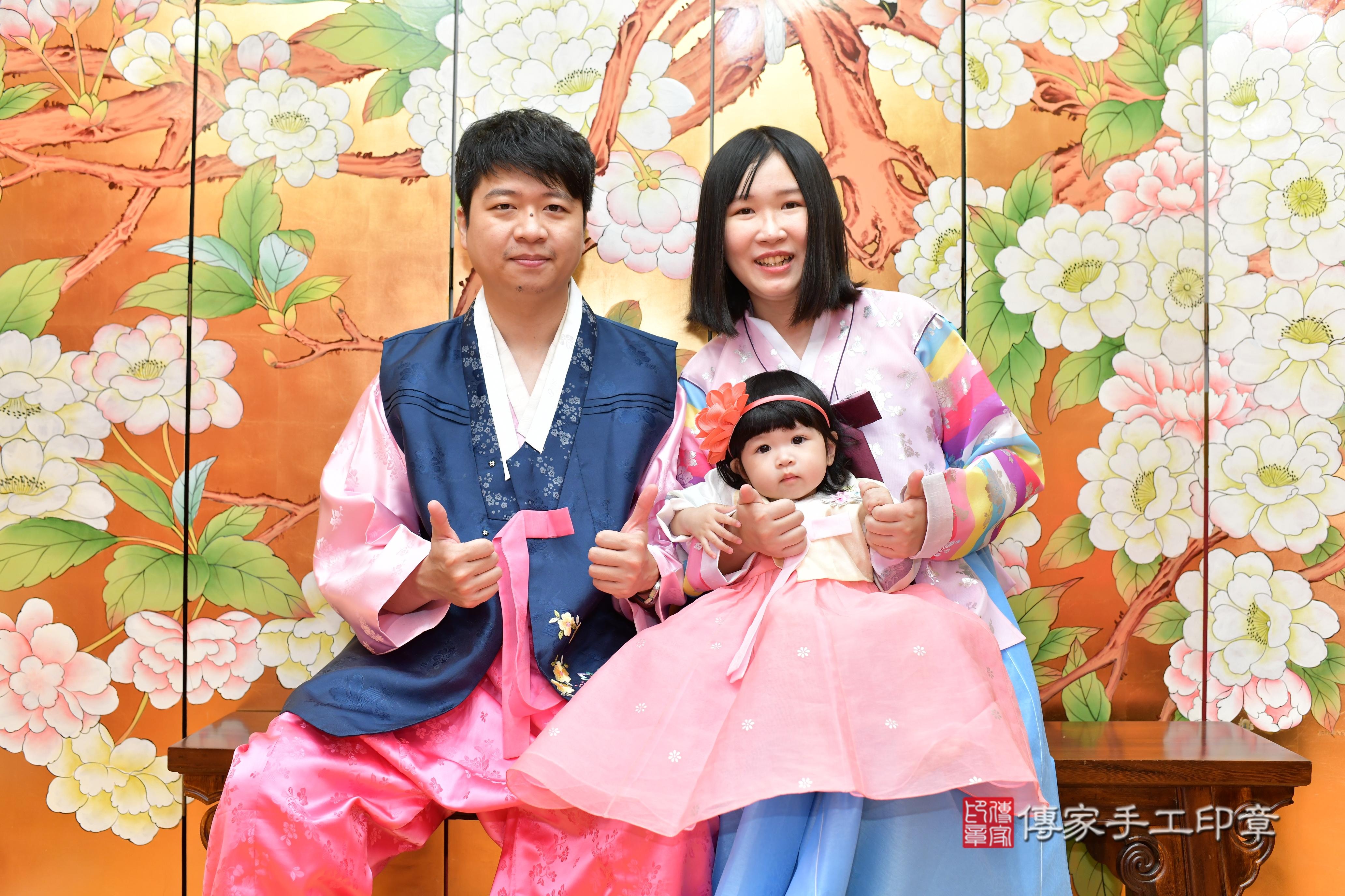 傳家手工印章桃園店、抓周、度脺、美式風會場、傳家嬰兒古禮、吉祥話、抓周道具物品24種、拍照。抓周證書。寶寶抓周、滿周歲、生日快樂、祝福 傳家手工印章桃園店、抓周、度脺、美式風會場、傳家嬰兒古禮、吉祥話、抓周道具物品24種、拍照。抓周證書。寶寶抓周、滿周歲、生日快樂、祝福