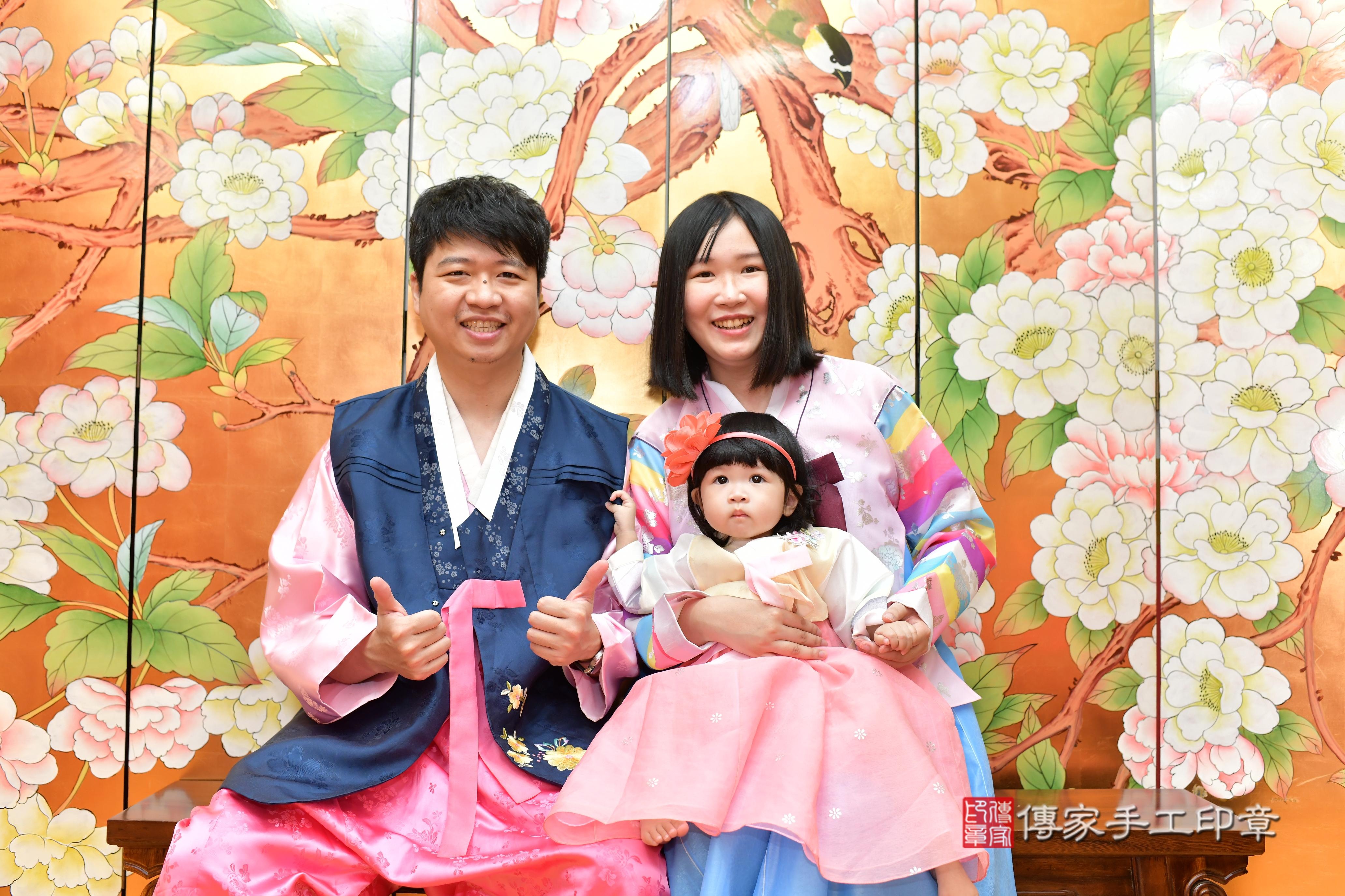 傳家手工印章桃園店、抓周、度脺、美式風會場、傳家嬰兒古禮、吉祥話、抓周道具物品24種、拍照。抓周證書。寶寶抓周、滿周歲、生日快樂、祝福 傳家手工印章桃園店、抓周、度脺、美式風會場、傳家嬰兒古禮、吉祥話、抓周道具物品24種、拍照。抓周證書。寶寶抓周、滿周歲、生日快樂、祝福