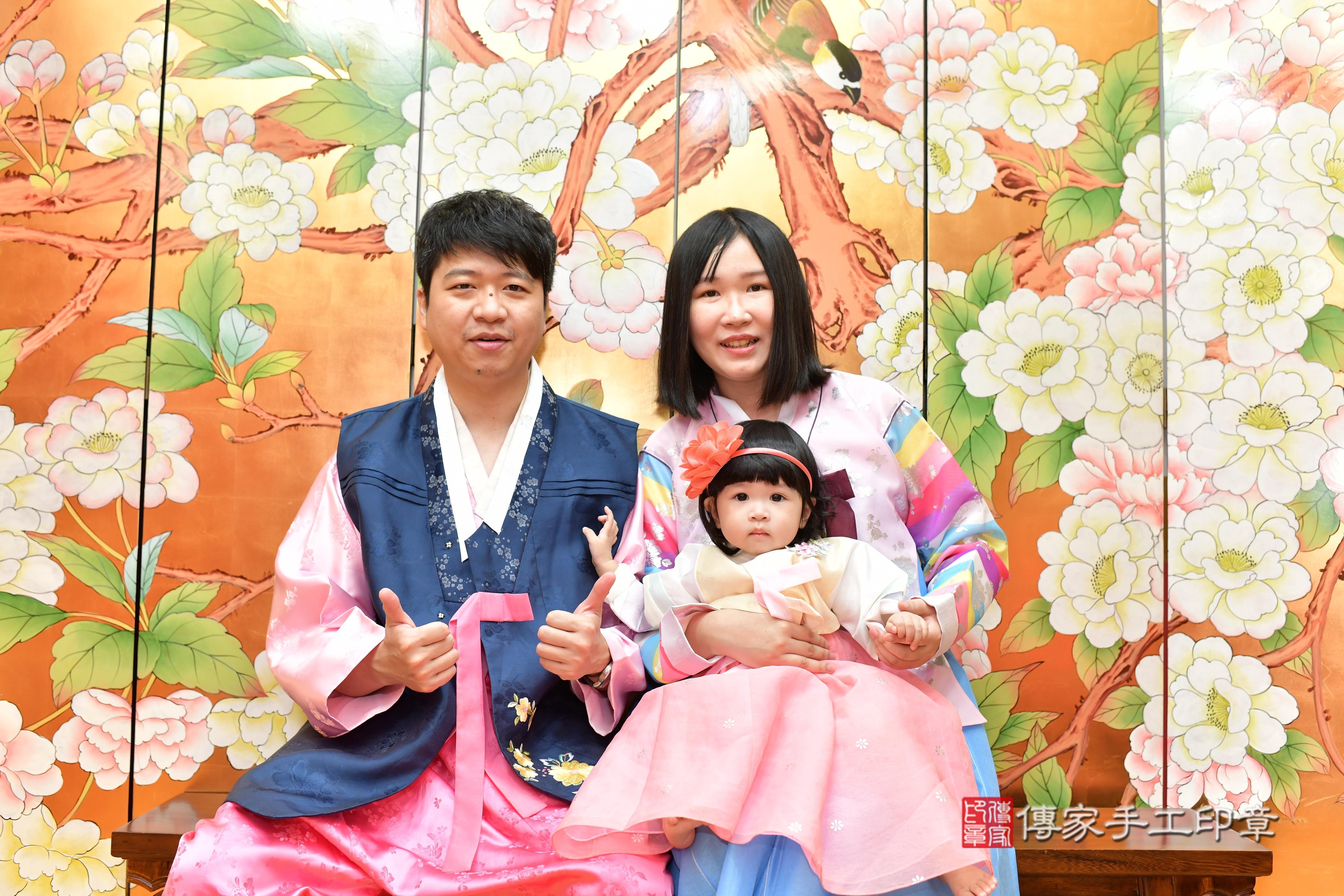 傳家手工印章桃園店、抓周、度脺、美式風會場、傳家嬰兒古禮、吉祥話、抓周道具物品24種、拍照。抓周證書。寶寶抓周、滿周歲、生日快樂、祝福 傳家手工印章桃園店、抓周、度脺、美式風會場、傳家嬰兒古禮、吉祥話、抓周道具物品24種、拍照。抓周證書。寶寶抓周、滿周歲、生日快樂、祝福