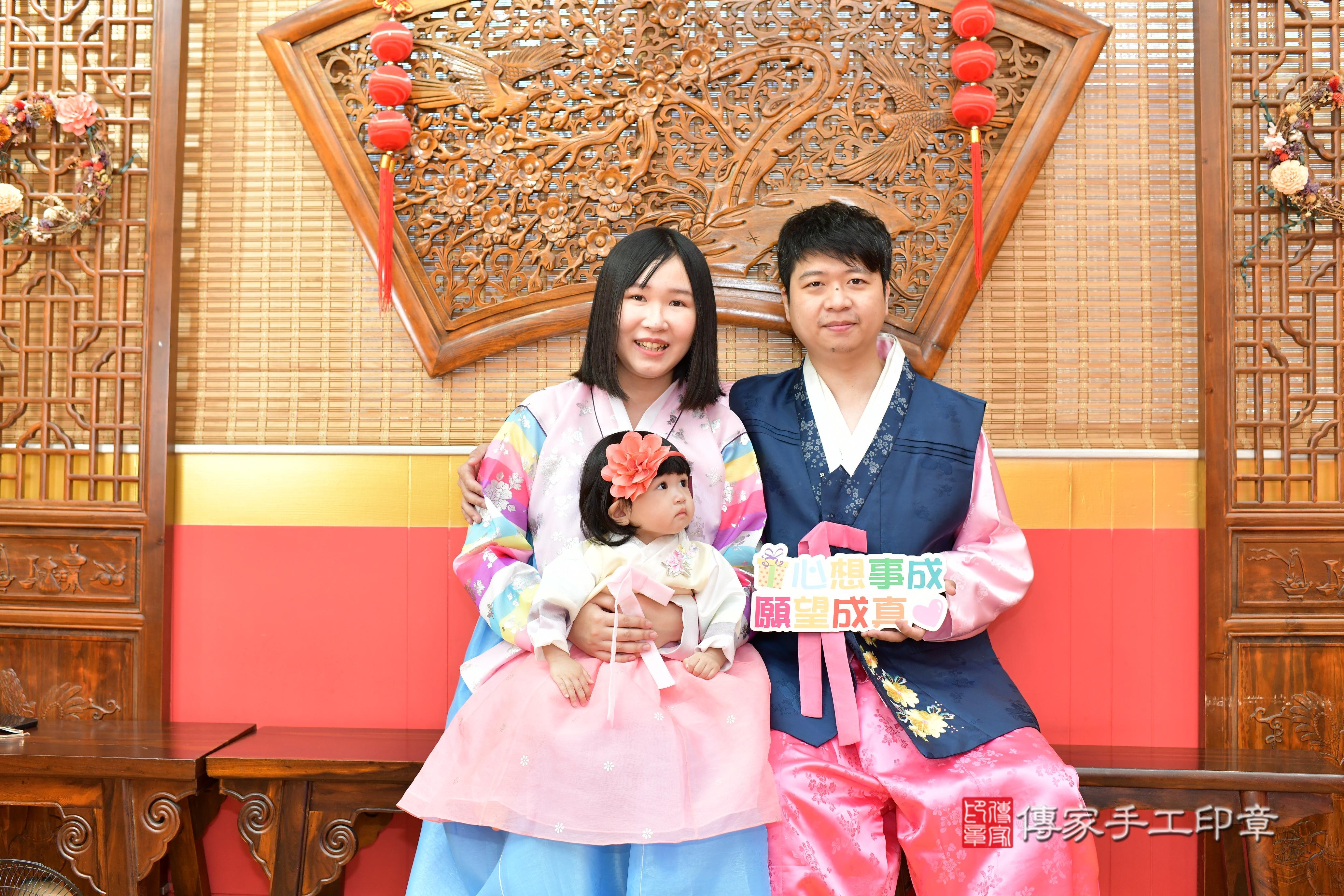 傳家手工印章桃園店、抓周、度脺、美式風會場、傳家嬰兒古禮、吉祥話、抓周道具物品24種、拍照。抓周證書。寶寶抓周、滿周歲、生日快樂、祝福 傳家手工印章桃園店、抓周、度脺、美式風會場、傳家嬰兒古禮、吉祥話、抓周道具物品24種、拍照。抓周證書。寶寶抓周、滿周歲、生日快樂、祝福