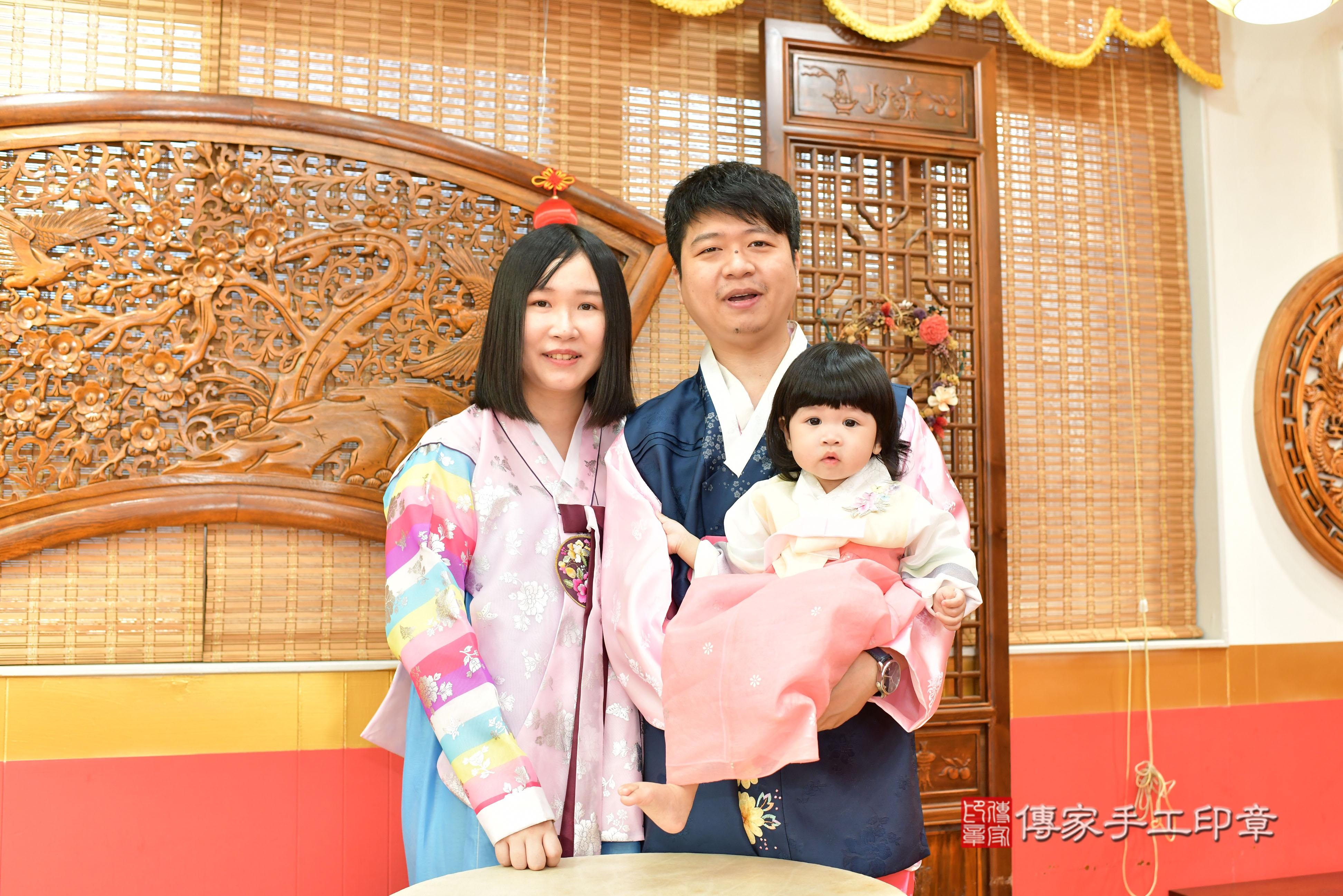 傳家手工印章桃園店、抓周、度脺、美式風會場、傳家嬰兒古禮、吉祥話、抓周道具物品24種、拍照。抓周證書。寶寶抓周、滿周歲、生日快樂、祝福 傳家手工印章桃園店、抓周、度脺、美式風會場、傳家嬰兒古禮、吉祥話、抓周道具物品24種、拍照。抓周證書。寶寶抓周、滿周歲、生日快樂、祝福