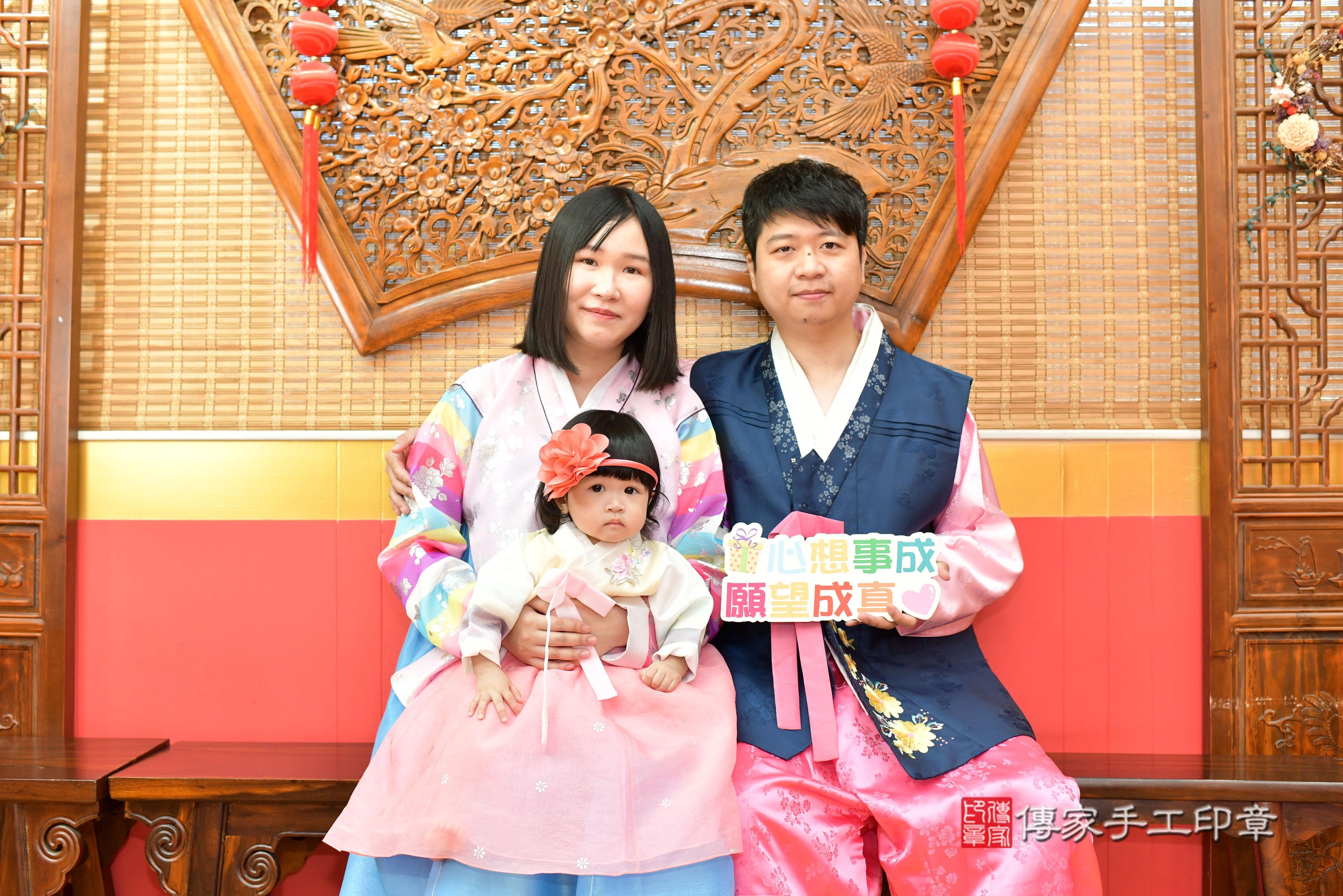 傳家手工印章桃園店、抓周、度脺、美式風會場、傳家嬰兒古禮、吉祥話、抓周道具物品24種、拍照。抓周證書。寶寶抓周、滿周歲、生日快樂、祝福 傳家手工印章桃園店、抓周、度脺、美式風會場、傳家嬰兒古禮、吉祥話、抓周道具物品24種、拍照。抓周證書。寶寶抓周、滿周歲、生日快樂、祝福